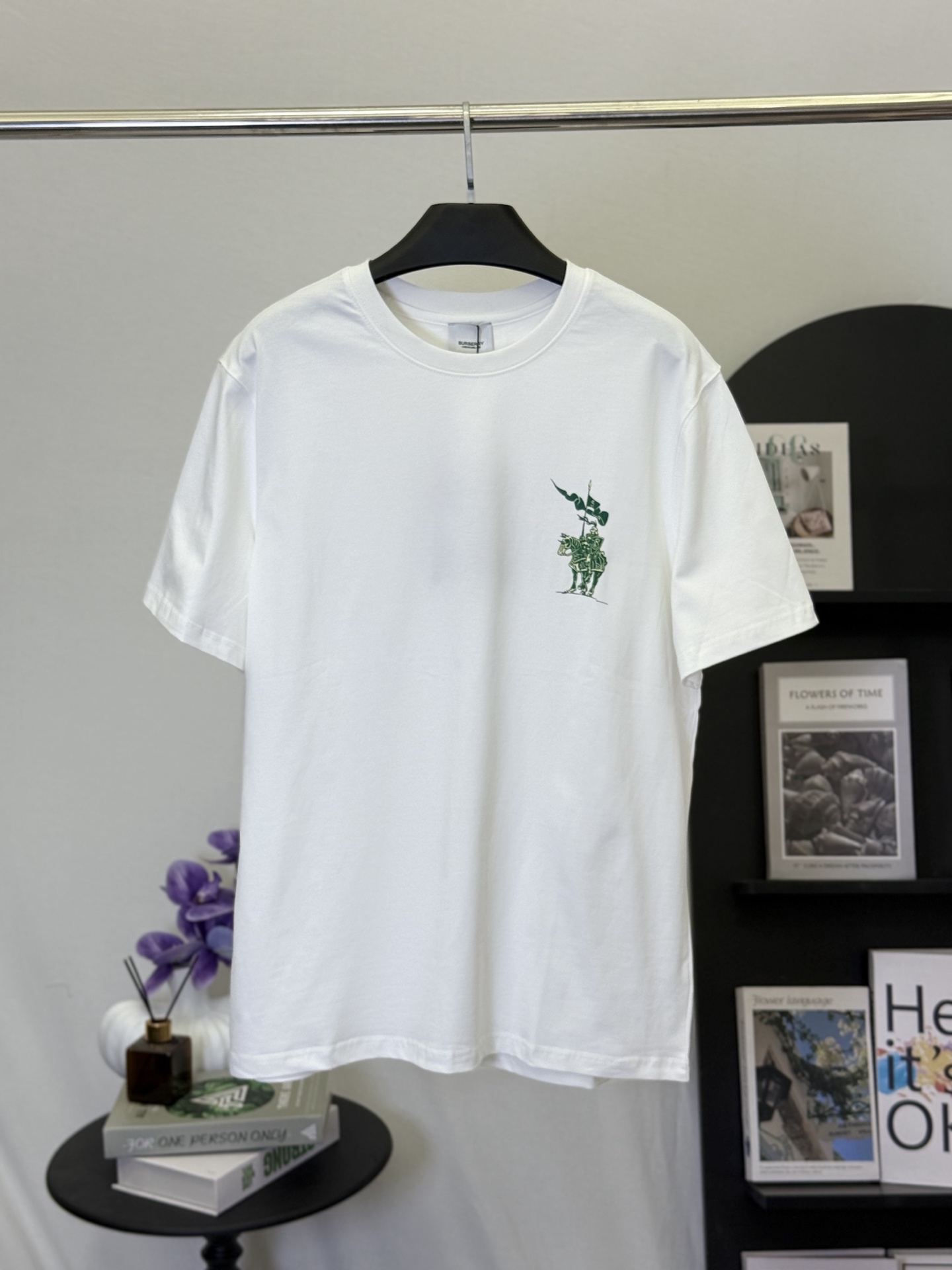P140💋 Camiseta blanca con estampado de caballero verde de Burberry Lleva el clásico espíritu de caballería británica e…