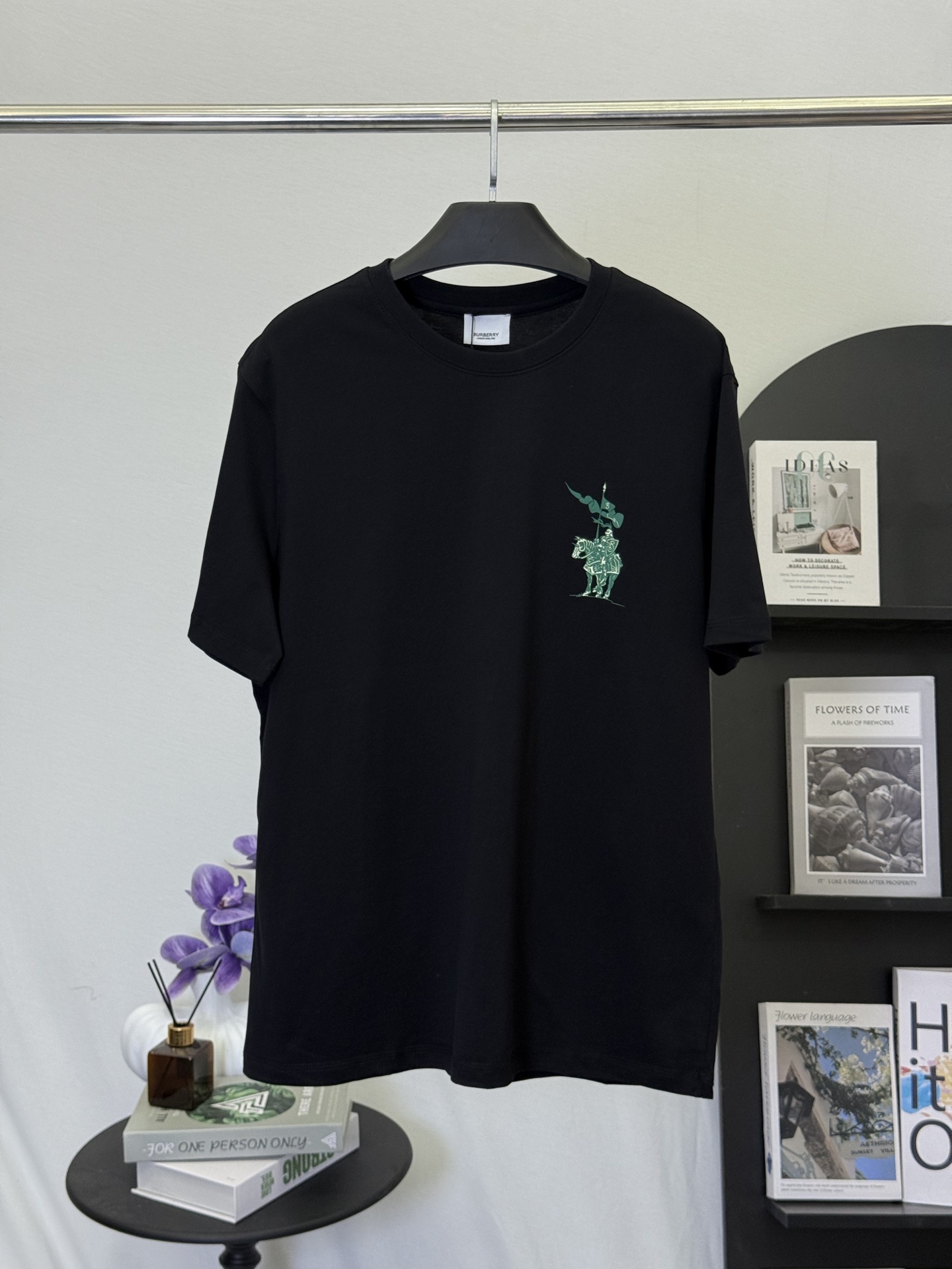 P140💋 Camiseta Burberry Black T con estampado de caballero verde Lleva el clásico espíritu de caballería británica en …