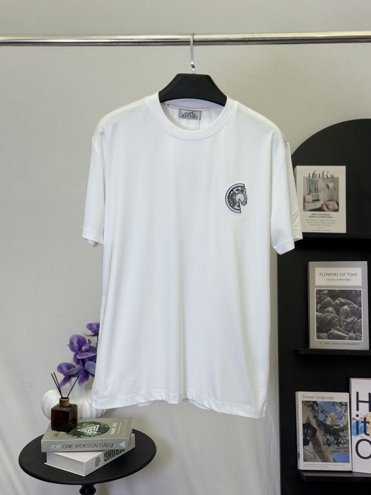 P130💋 Camiseta blanca Hermès con bordado de insignia circular. Esconde la estética ecuestre francesa en esta camiseta …