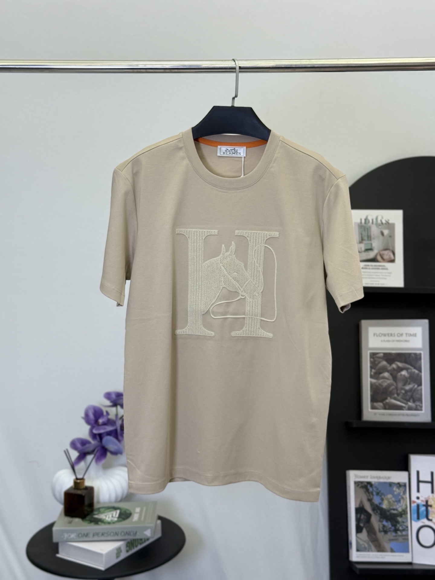 P140💋 Camiseta Hermès caqui con bordado de H y caballo. Lleva la estética de la equitación francesa a esta suave camis…