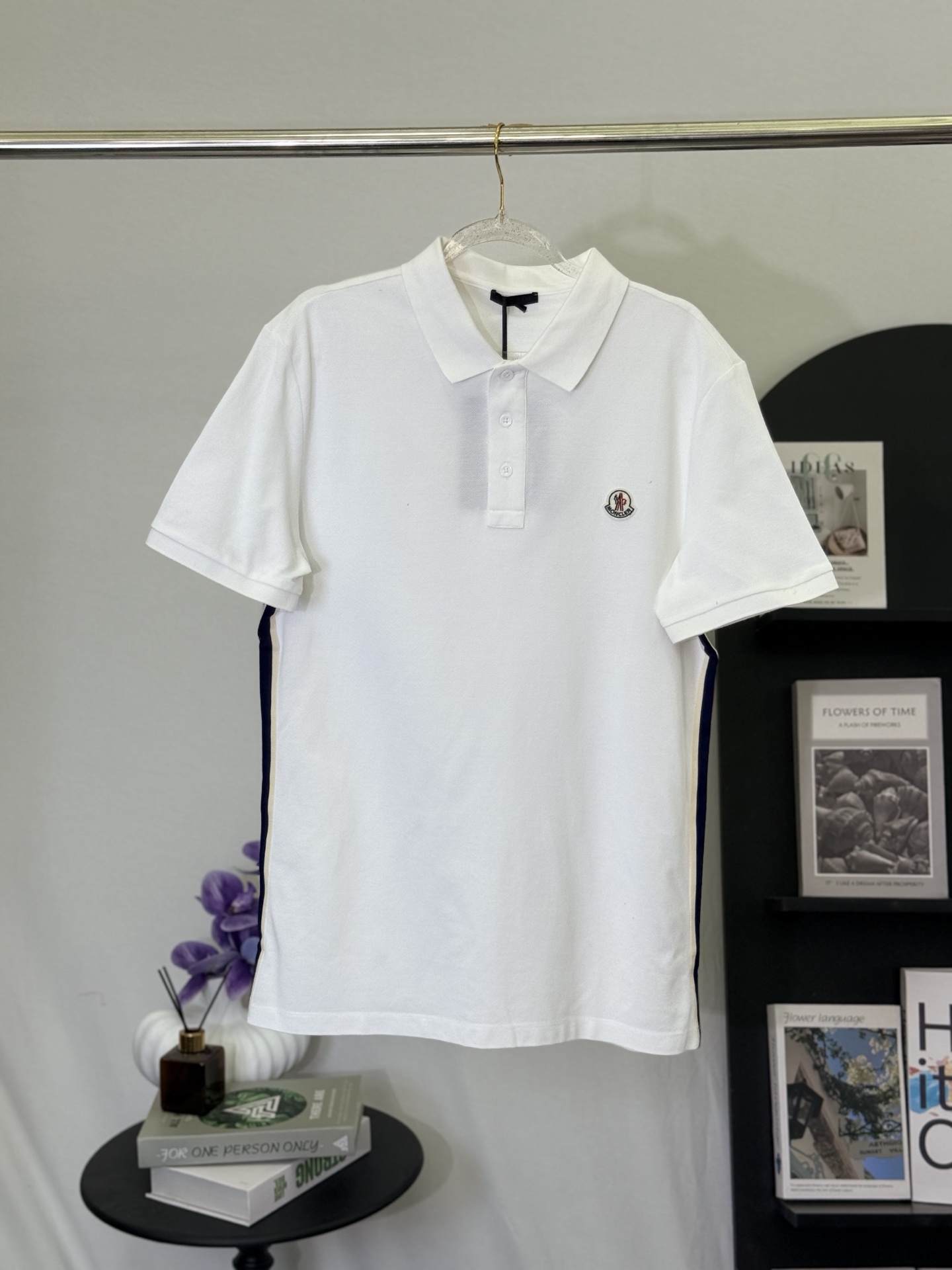 P150💋 Polo Moncler blanco con cinta lateral fina. Lleva la elegancia y vitalidad del estilo outdoor italiano a este po…