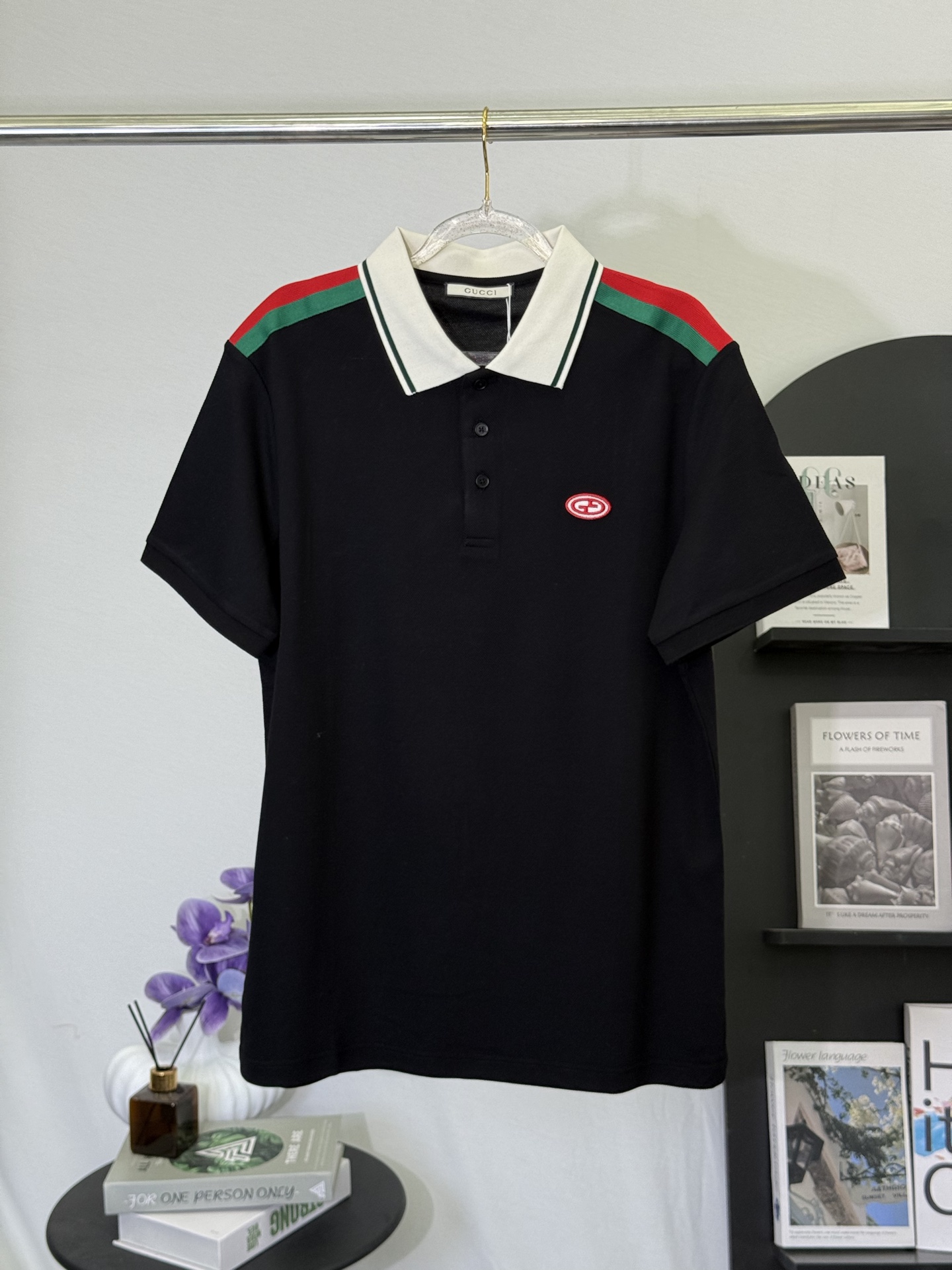 P150💋 Gucci Polo de algodón piqué con logo GG bordado y cinta tejida roja y verde en negro. Lleva la elegancia del est…
