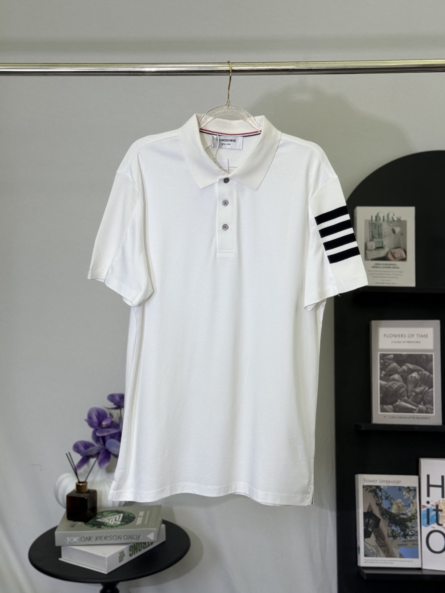P150💋 Thom Browne Polo clásico de cuatro rayas. Lleva la elegancia y precisión del estilo académico americano a este p…