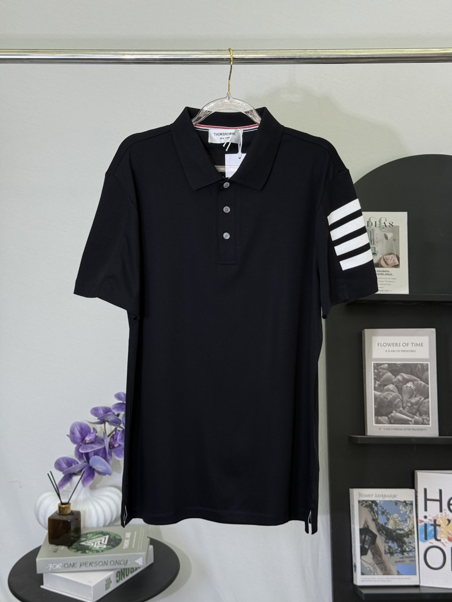 P150💋 Thom Browne Polo de rayas negras de fondo negro. Lleva la elegancia y precisión del estilo académico americano a…