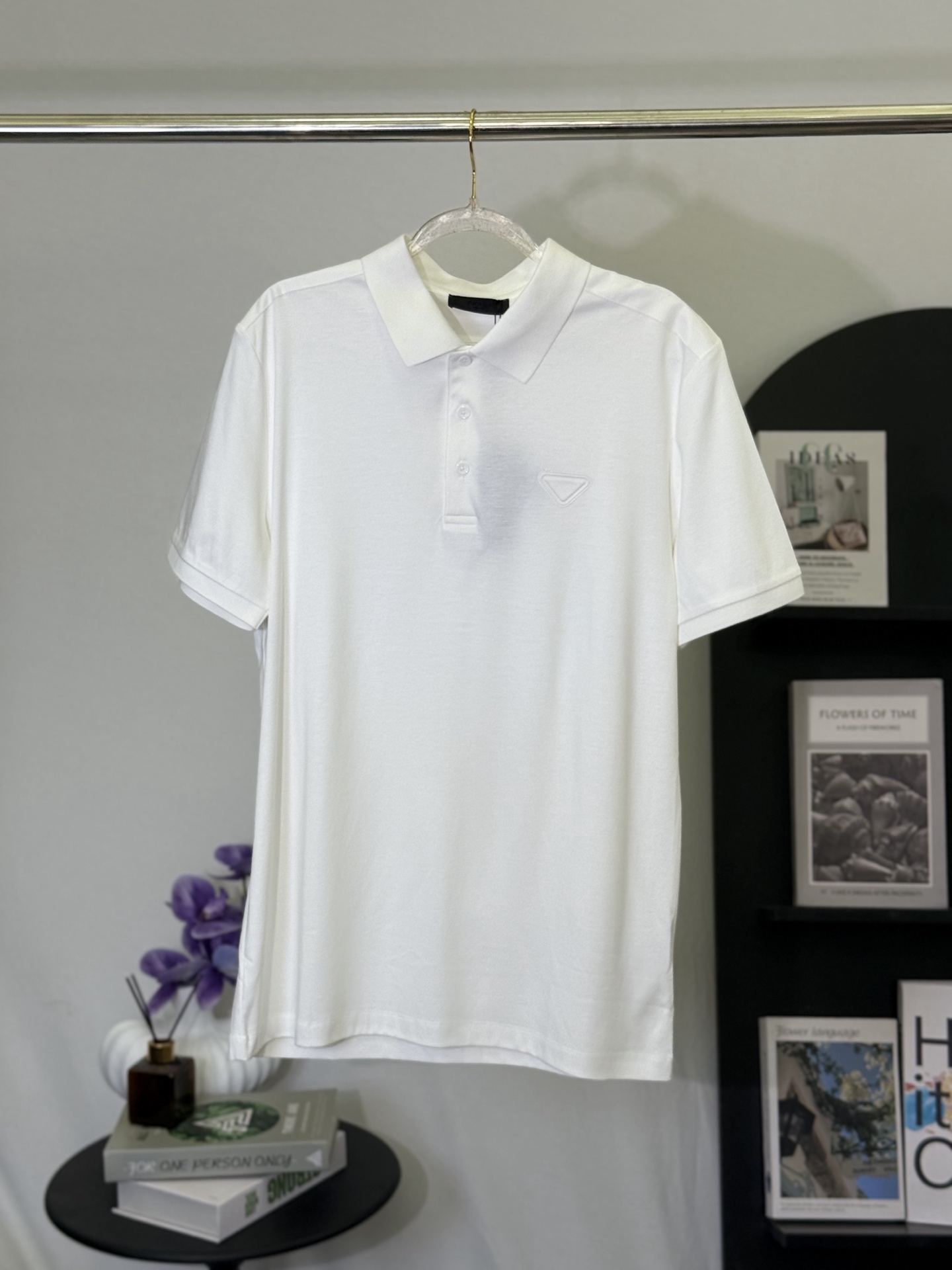 P150💋 Polo Prada de triángulo fino blanco. Viste un estilo italiano minimalista y elegante con este refrescante polo b…