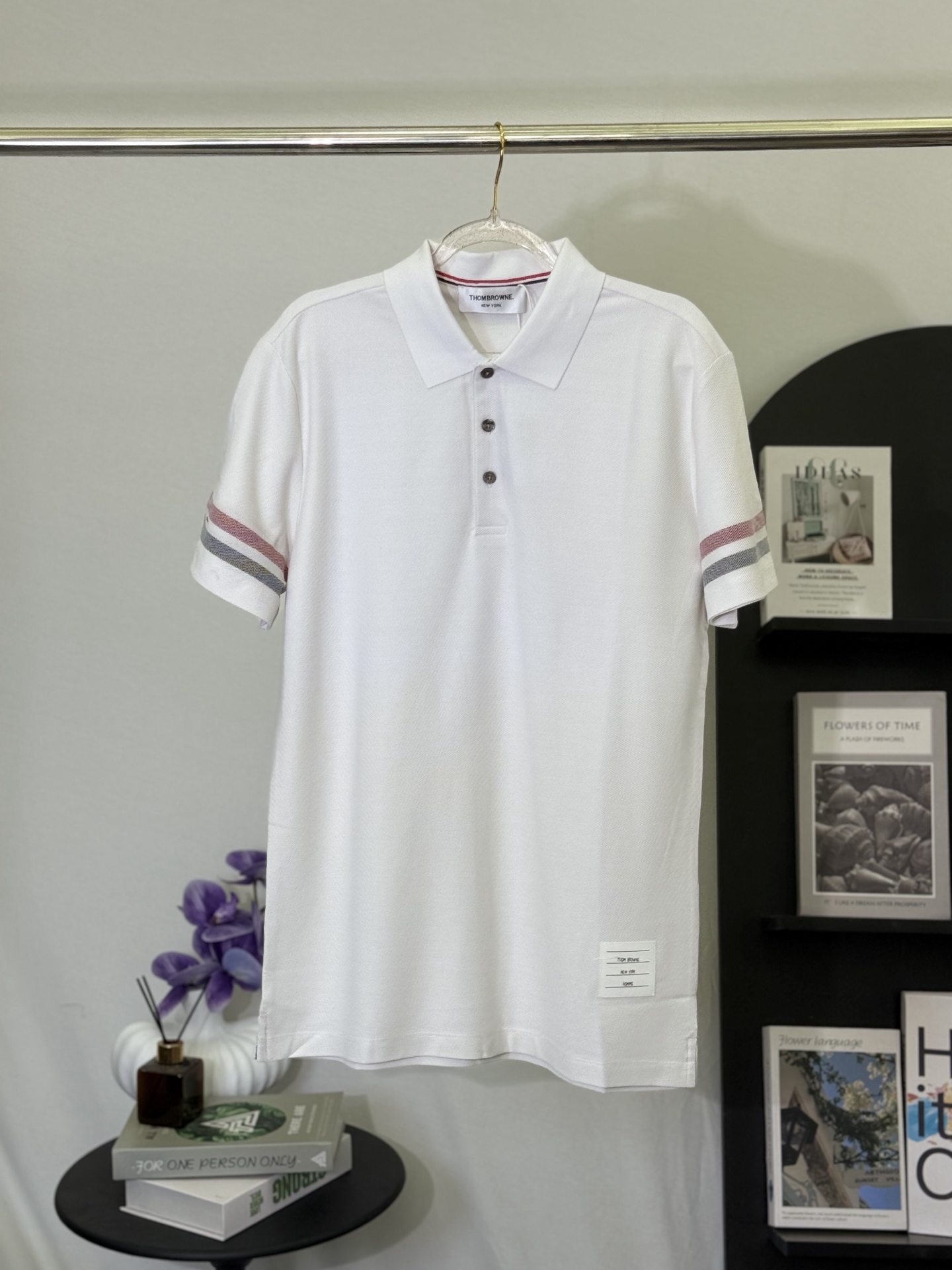 P150💋 Thom Browne Polo de rayas finas de color sobre fondo blanco. Lleva la elegancia y precisión del estilo académico…