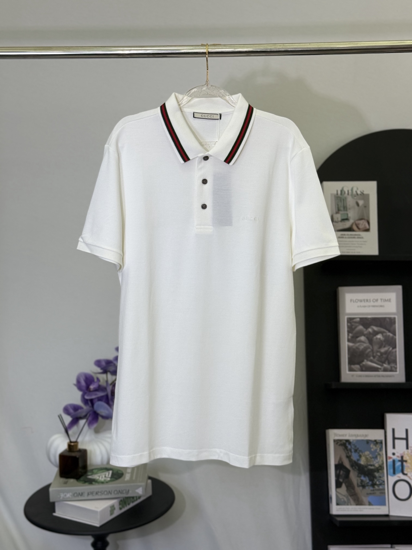 P150💋 Gucci Polo de algodón piqué con cinta tejida roja y verde fina en blanco. Lleva la elegancia del estilo retro it…