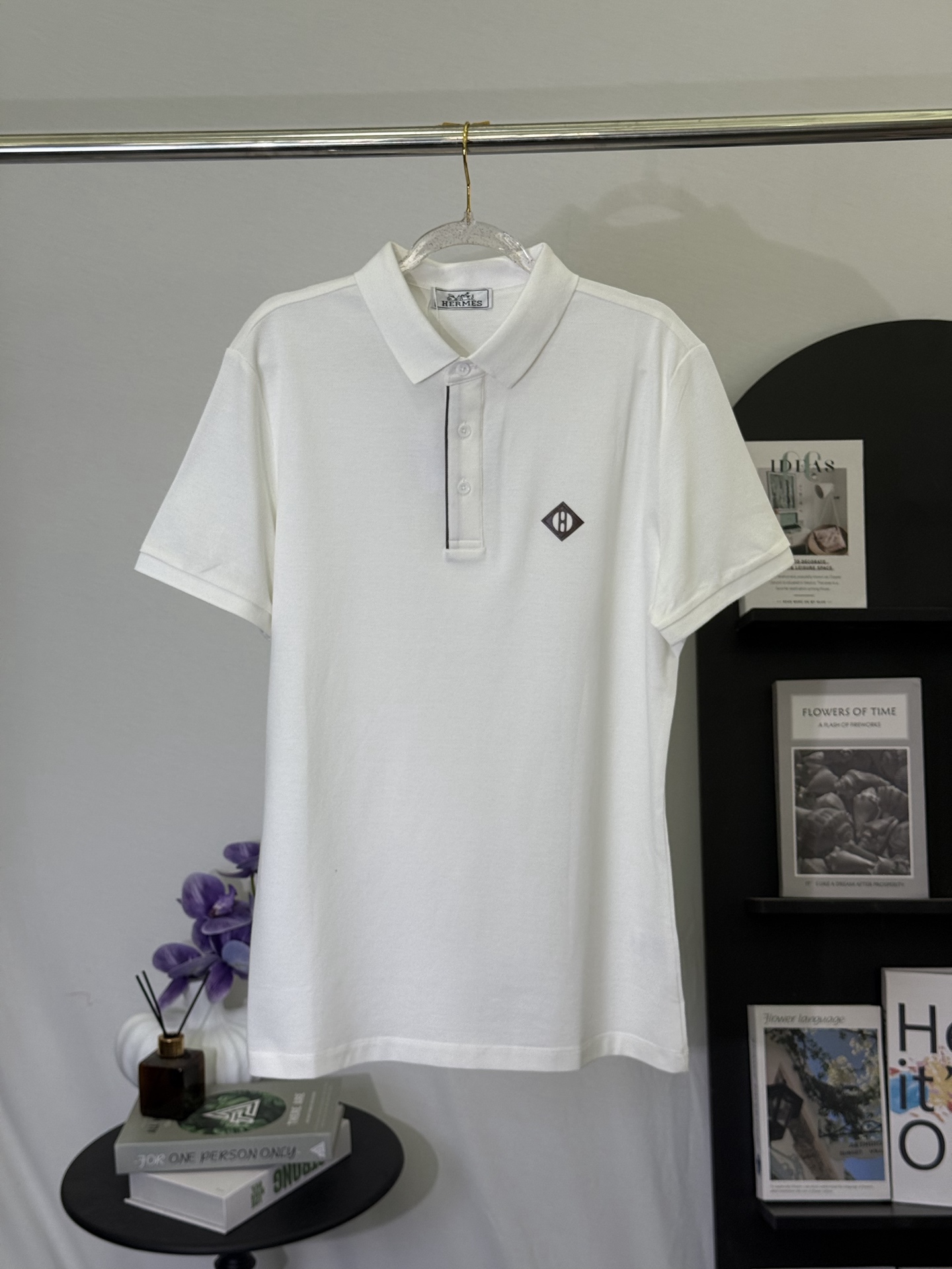 P150💋 Polo Hermès blanco con logo H fino. Lleva la elegancia discreta y refinada de la moda francesa a este polo blanc…
