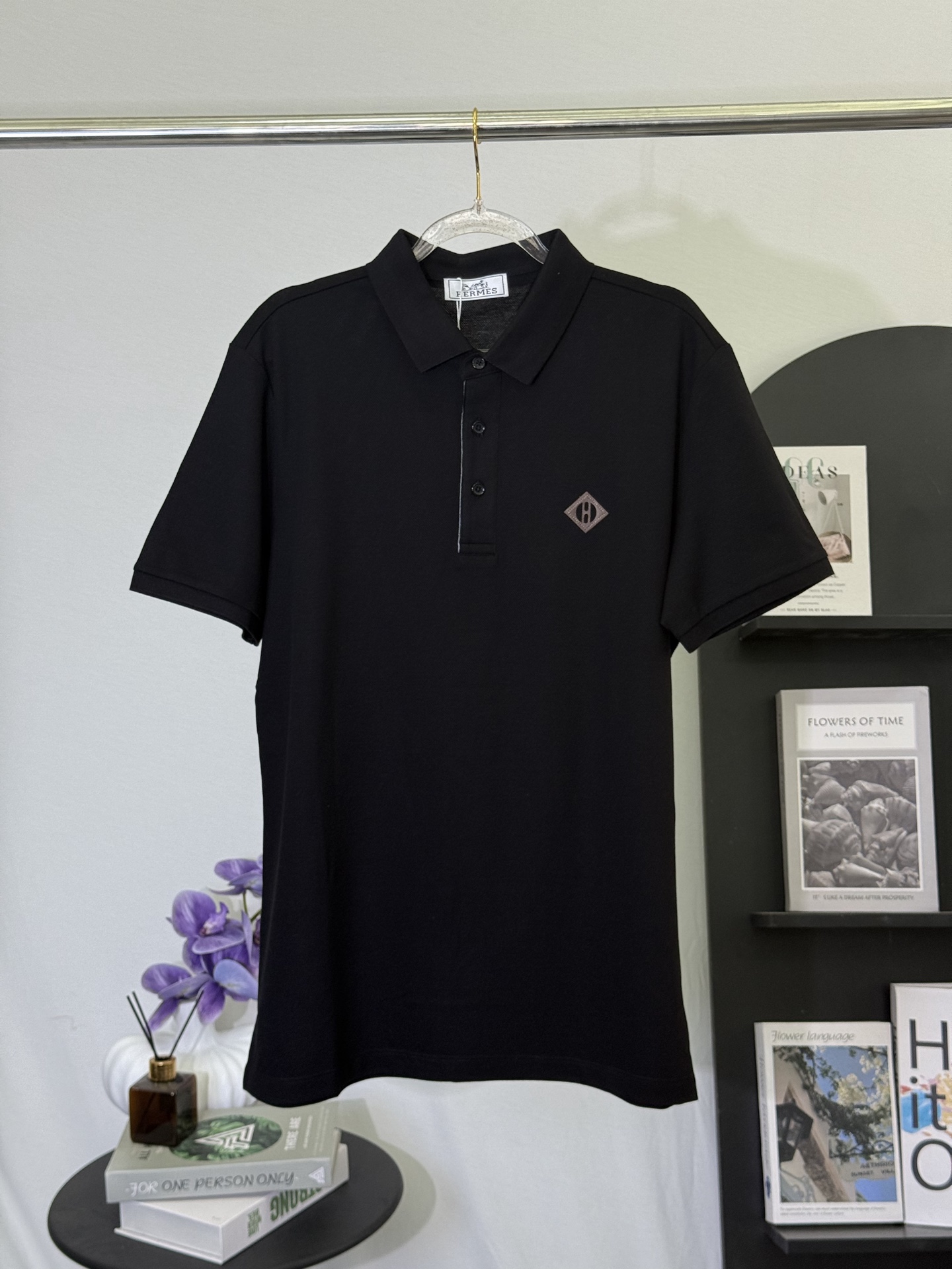 P150💋 Polo Hermès negro con logo H fino. Lleva la elegancia discreta y refinada de la moda francesa a este polo negro.…