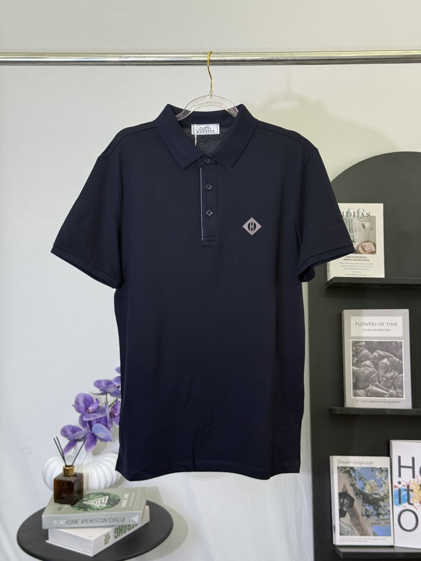 P150💋 Polo Hermès azul marino con logo H fino. Lleva la elegancia discreta y refinada de la moda francesa a este polo …