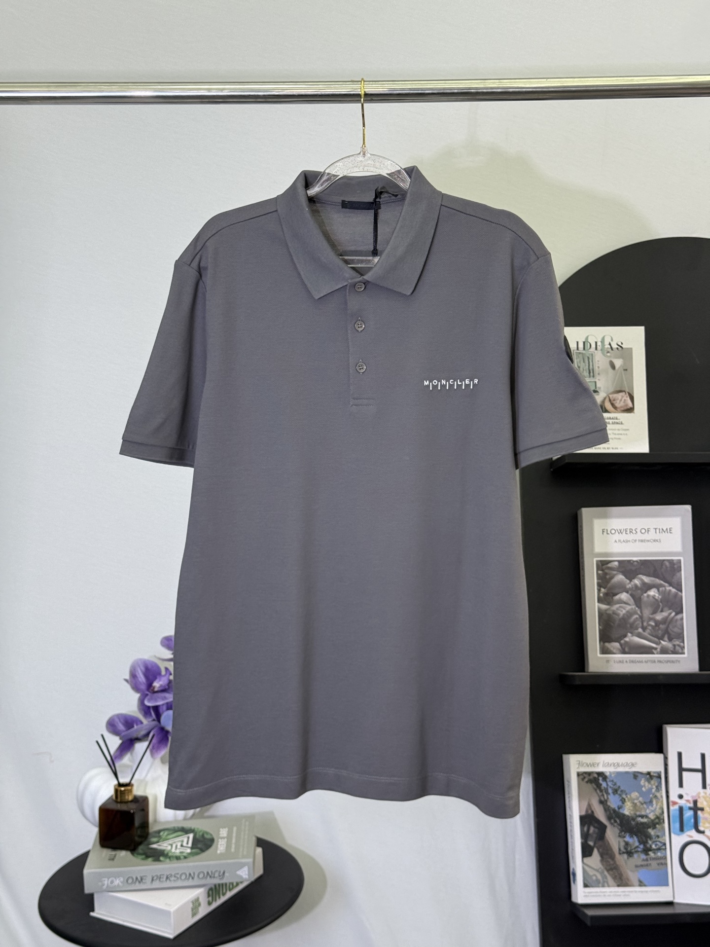 P150💋 Moncler polo gris oscuro con letras, lleva la estética funcional y limpia de la marca alpina en este polo gris o…
