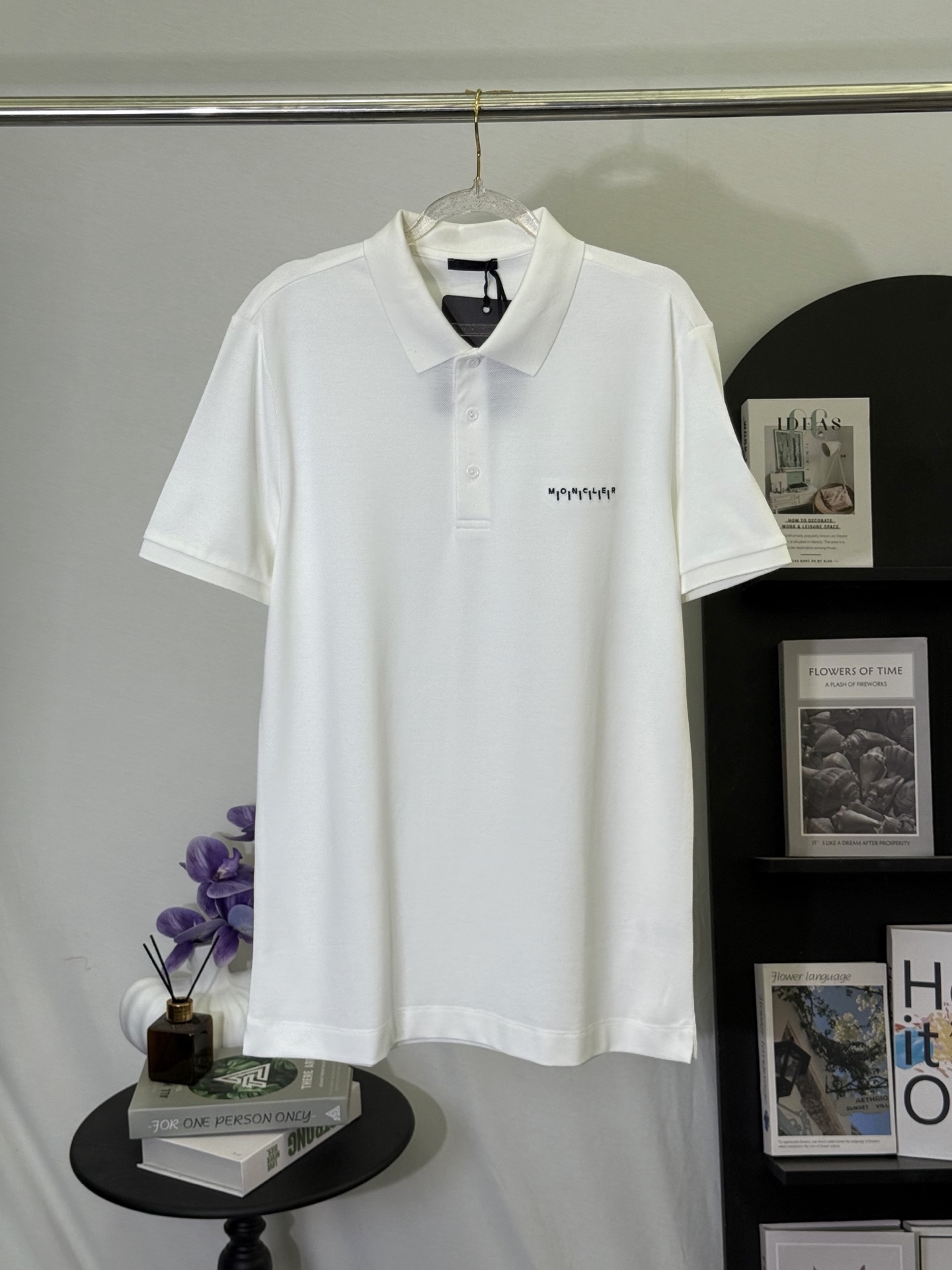 P150💋 Polo Moncler blanco con letras. Lleva la estética funcional y elegante de la marca de montaña a este polo blanco…