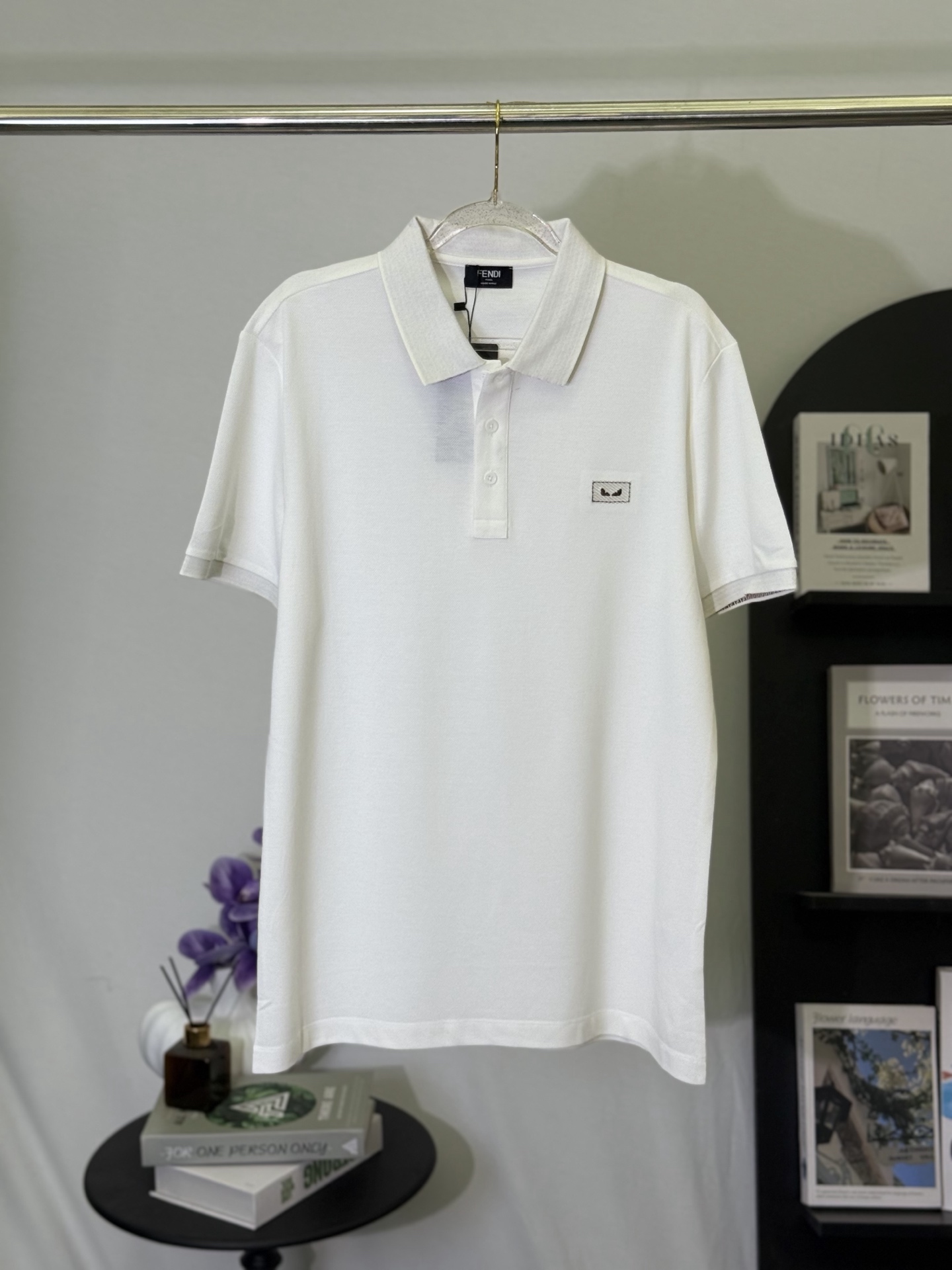 P150👄 Fendi polo blanco con etiqueta de pequeño monstruo. Lleva la elegancia juguetona del lujo italiano en este polo …