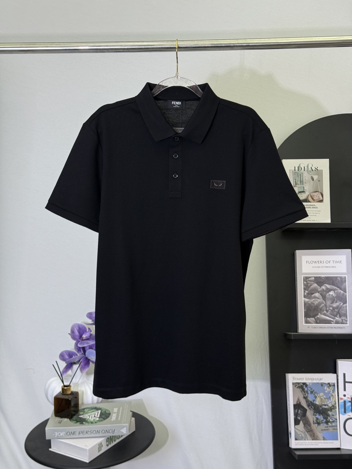 P150👄 Fendi polo negro con etiqueta de pequeño monstruo. Lleva la elegancia oscura del lujo italiano en este polo negr…