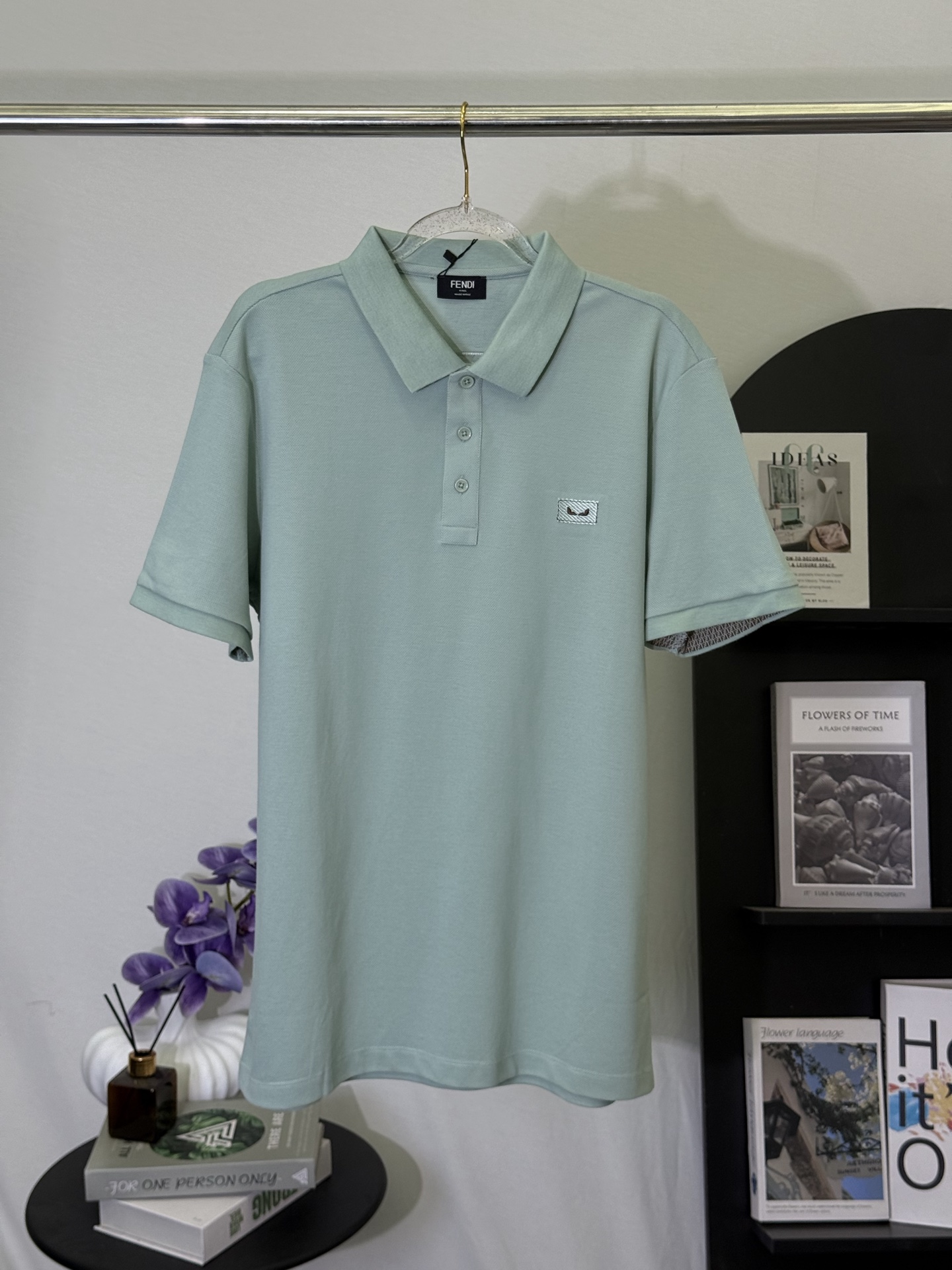 P150💋 Fendi polo verde claro con etiqueta de pequeño monstruo. Lleva la elegancia fresca y refinada del lujo italiano …