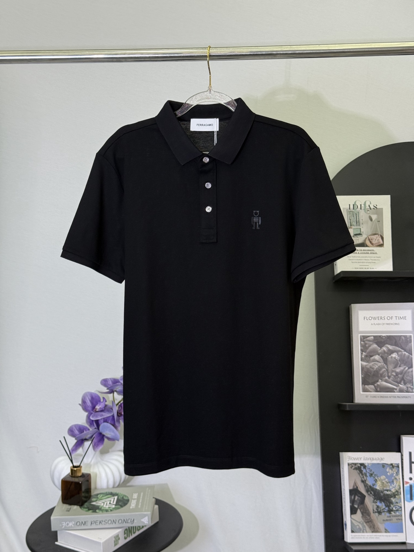 P150💋 Ferragamo polo negro con logo de robot Lleva la diversión vanguardista de la elegancia italiana en est…