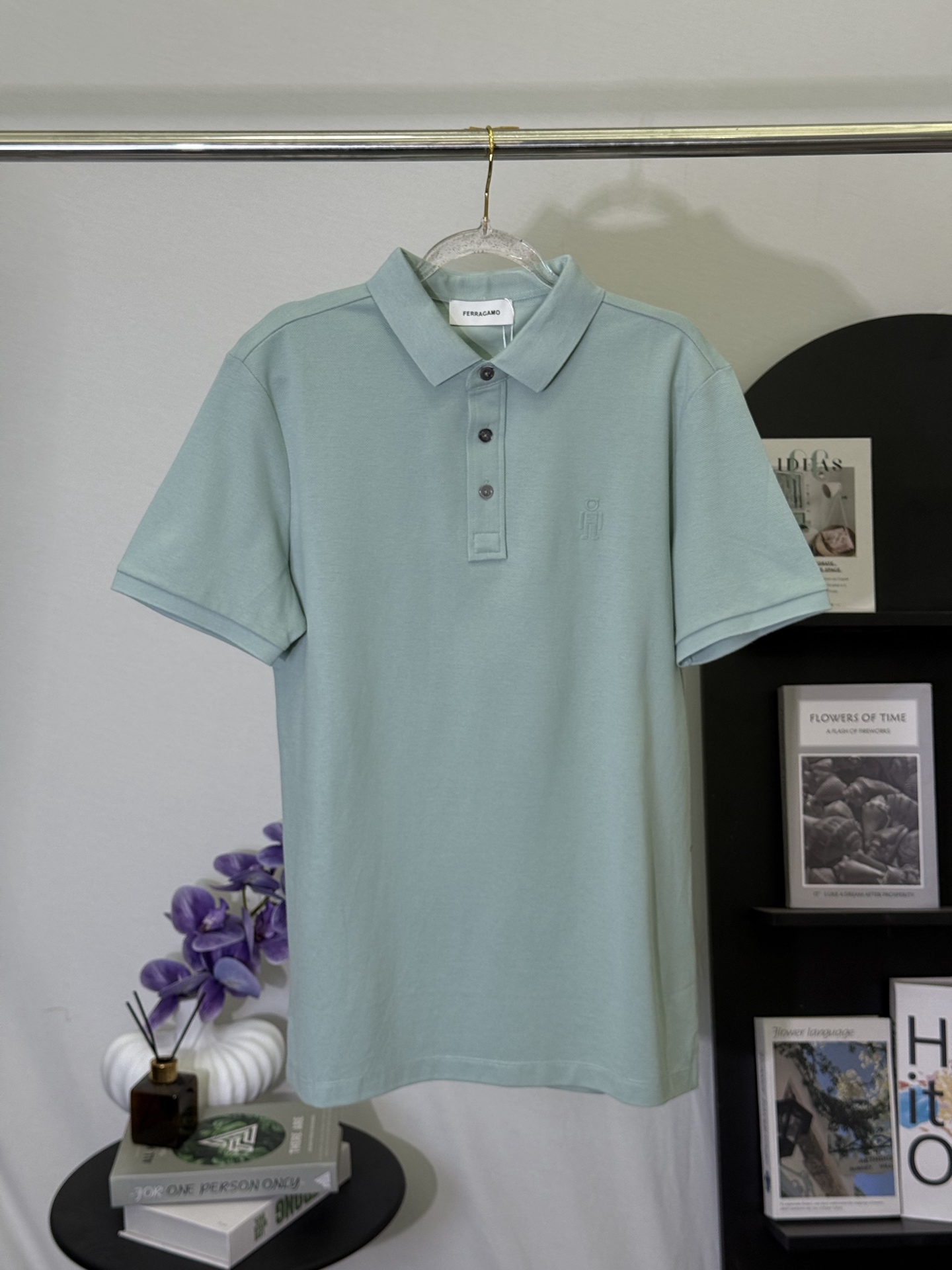 P150💋 Ferragamo polo verde claro con logo de robot Lleva la diversión vanguardista de la elegancia italiana …