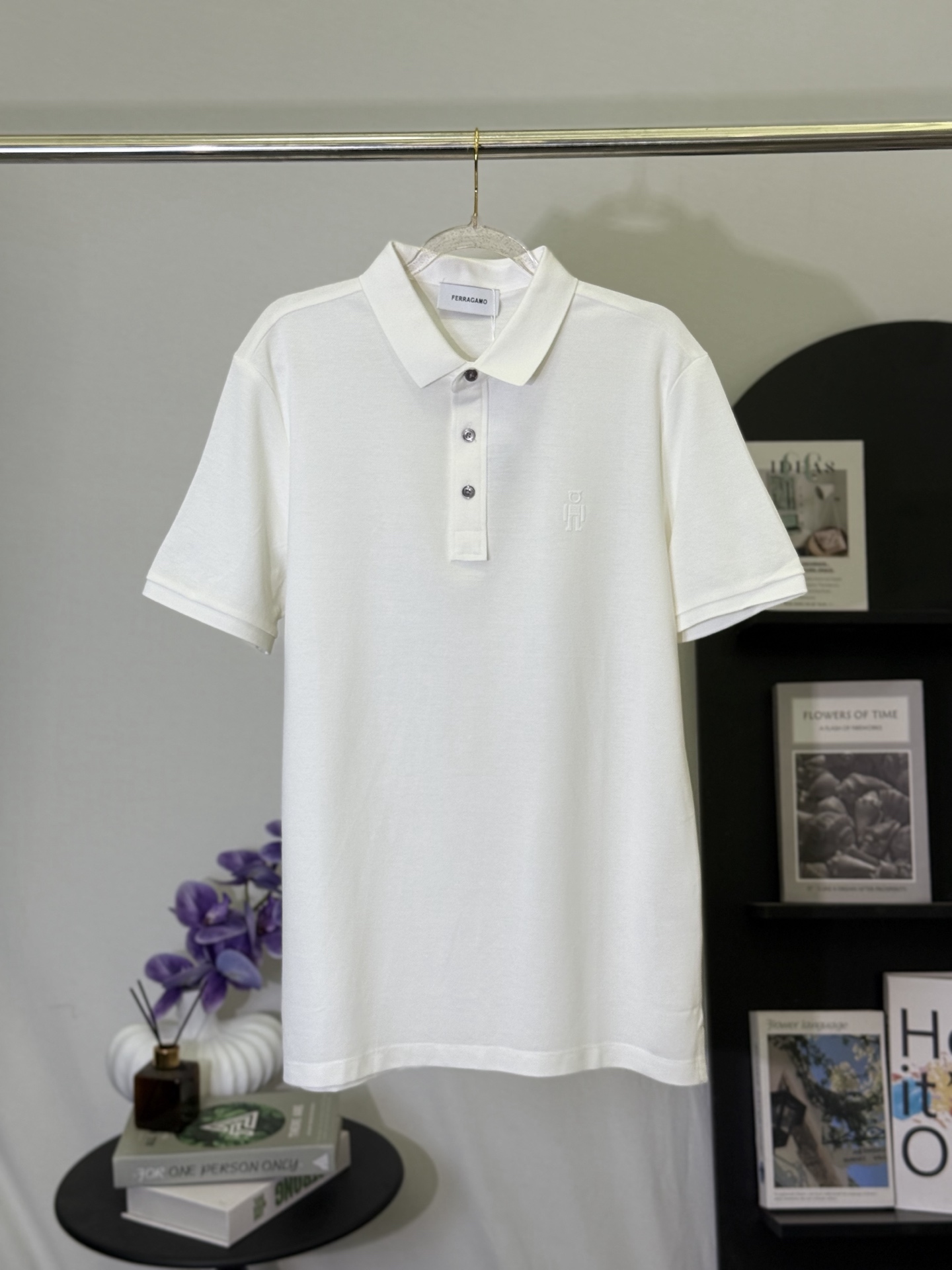 P150💋 Ferragamo polo blanco con logo de robot fino Lleva la diversión vanguardista de la elegancia italiana …