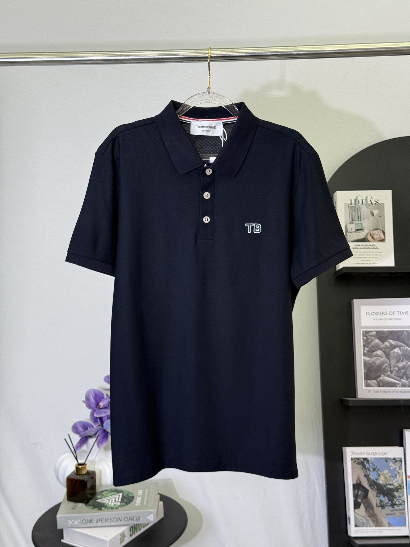 P150💋 Thom Browne Polo con logo TB sobre fondo azul marino. Lleva la elegancia y precisión del estilo académico americ…