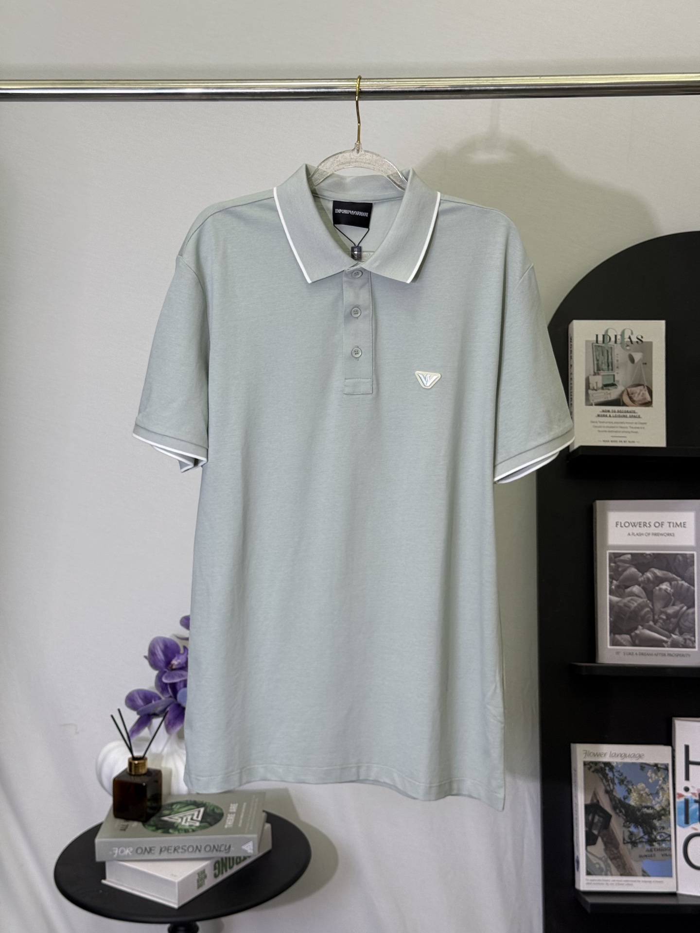 P150💋 Emporio Armani Polo de triángulo verde claro. Lleva la elegancia minimalista de Armani en este polo verde claro …