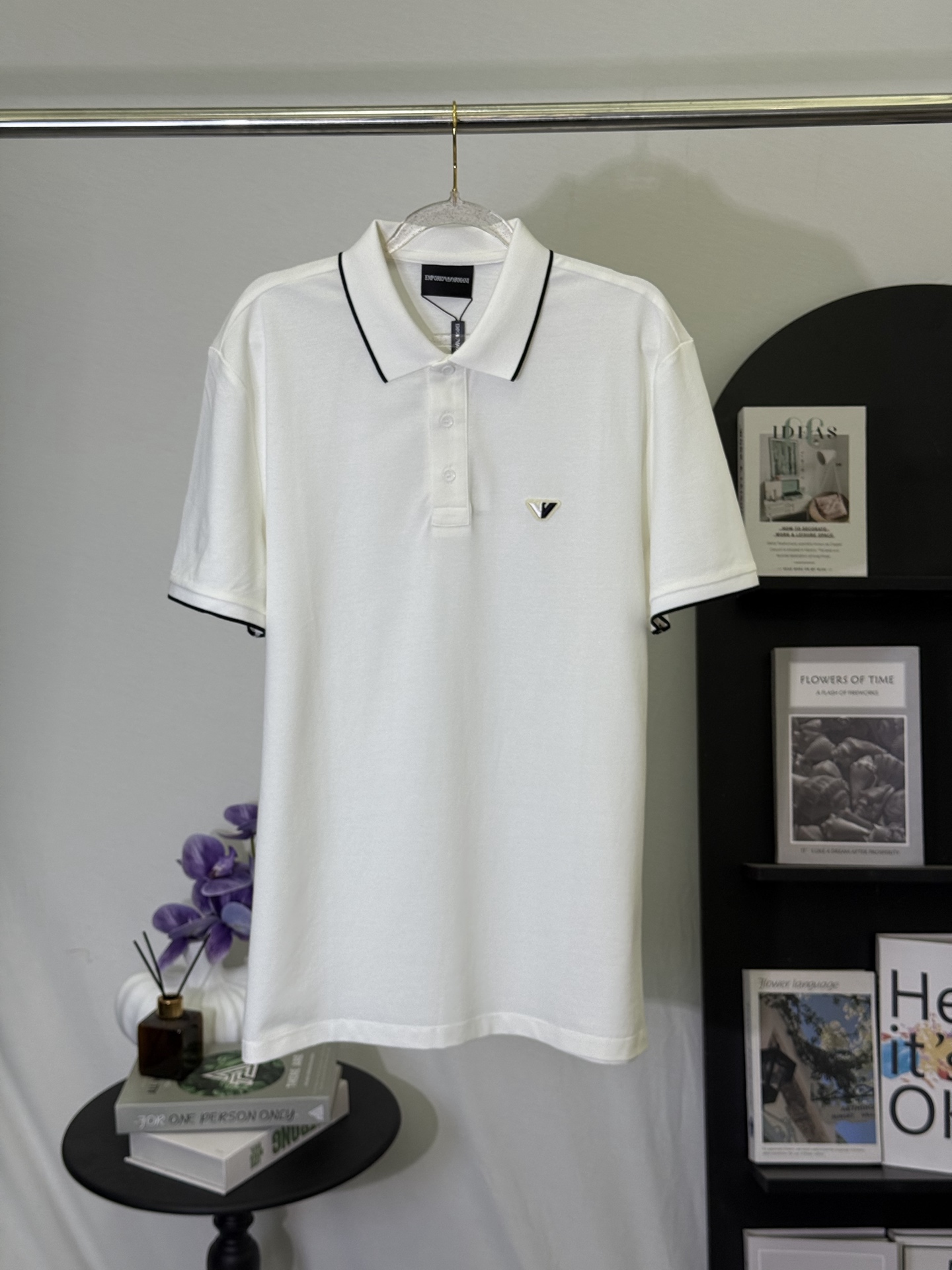 P150💋 Emporio Armani Polo con insignia V de borde fino sobre fondo blanco. Lleva la elegancia refinada del minimalismo…