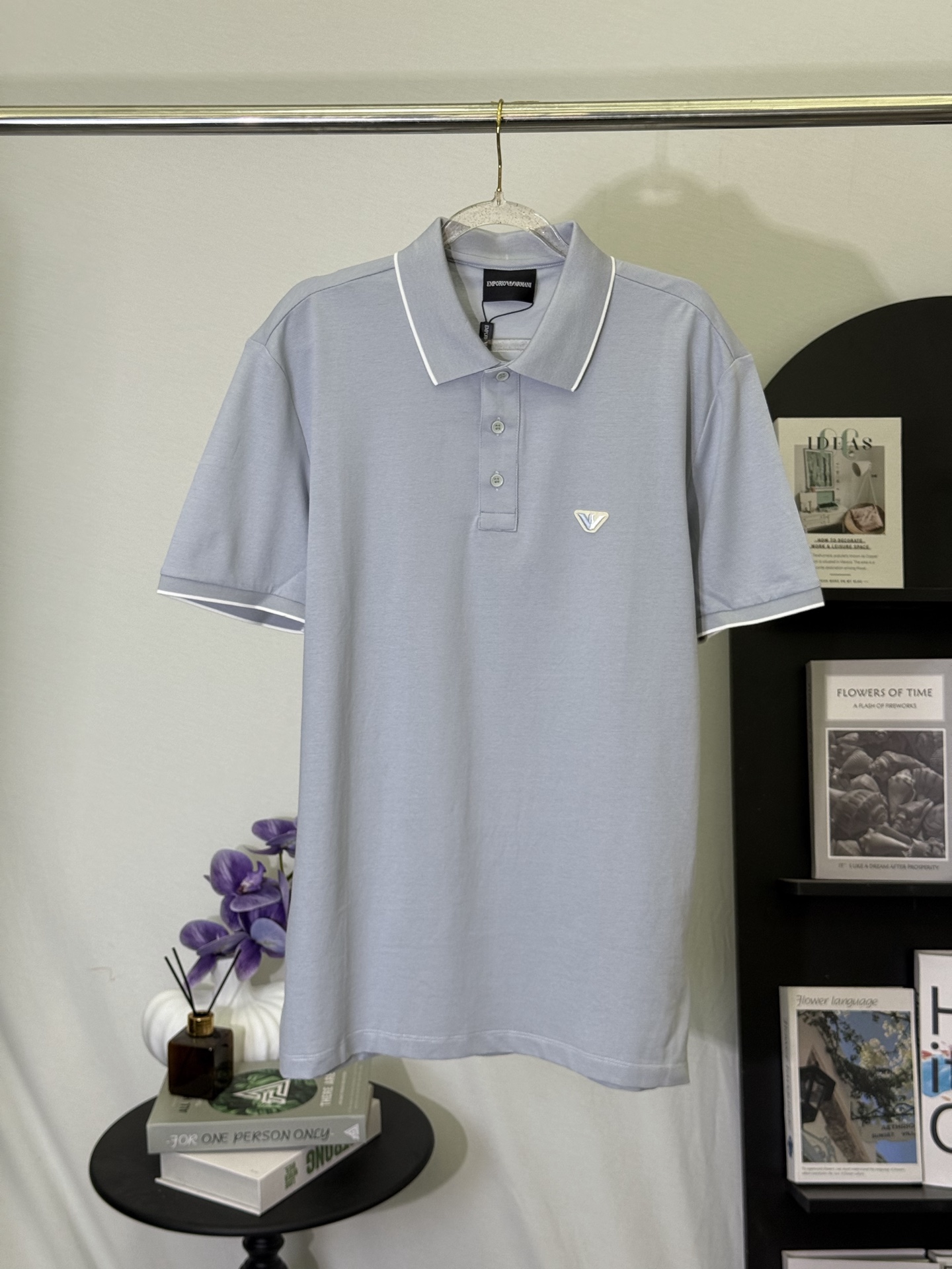 P150👄 Emporio Armani Polo de triángulo azul claro. Lleva la elegancia minimalista de Armani en este polo azul claro su…