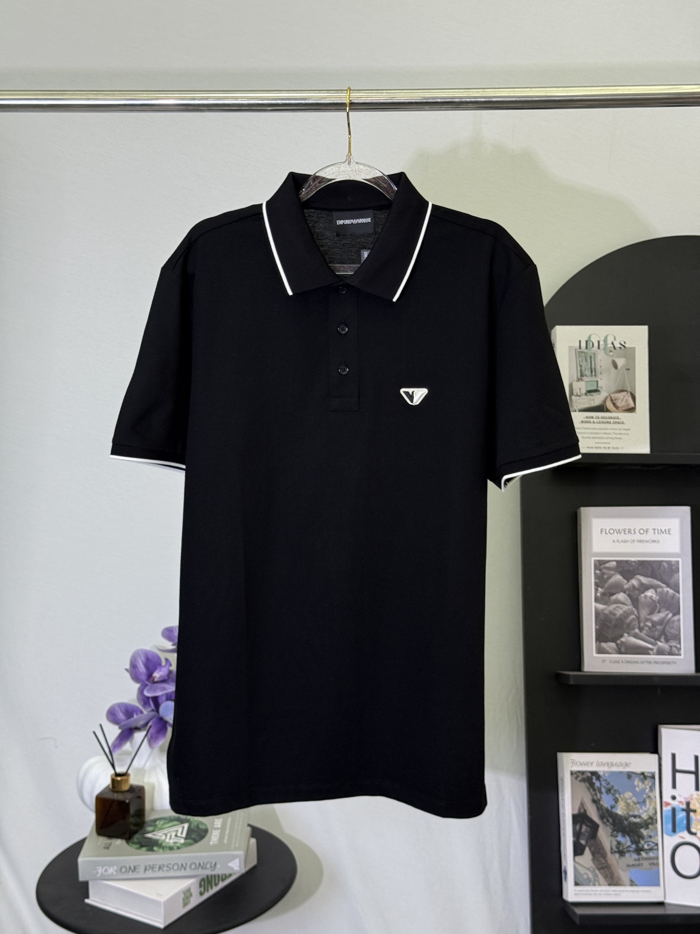 P150💋 Emporio Armani Polo de triángulo blanco sobre fondo negro. Lleva la elegancia minimalista italiana de Armani en …