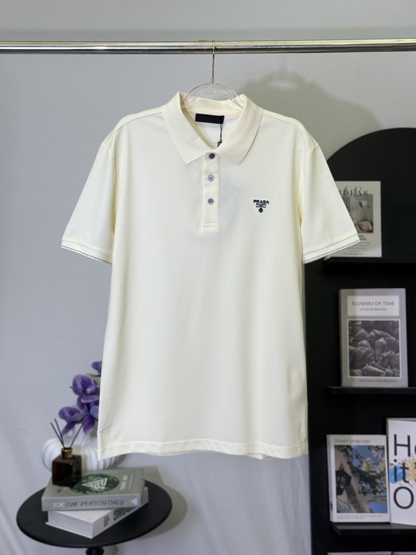 P150💋 Polo Prada con logo en blanco lechoso Pon la estética minimalista italiana de Prada en este suave polo blanco le…