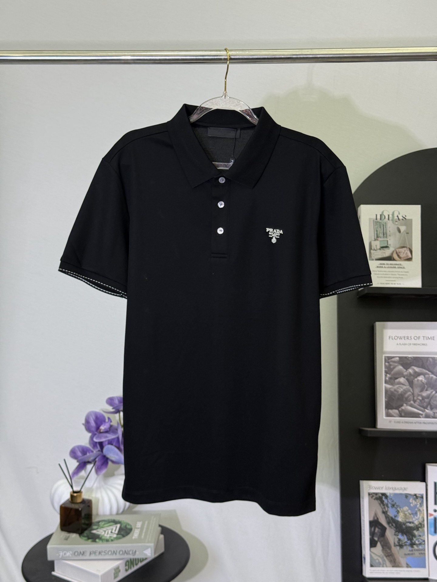 P150💋 Polo Prada con logo en letras negras Pon la estética minimalista italiana de Prada en este elegante polo negro. …