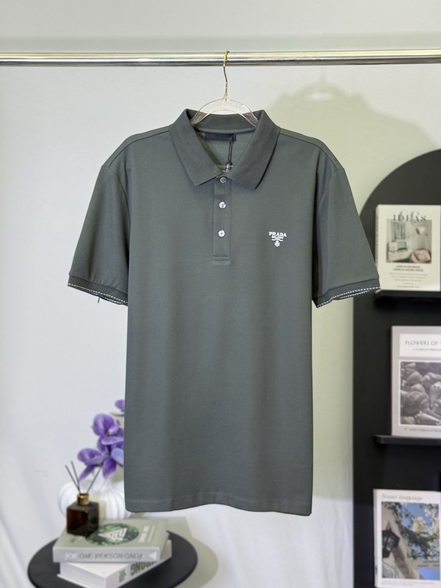 P150💋 Polo con logo de letra verde oscuro de Prada Pon la estética minimalista italiana de Prada en este polo verde os…
