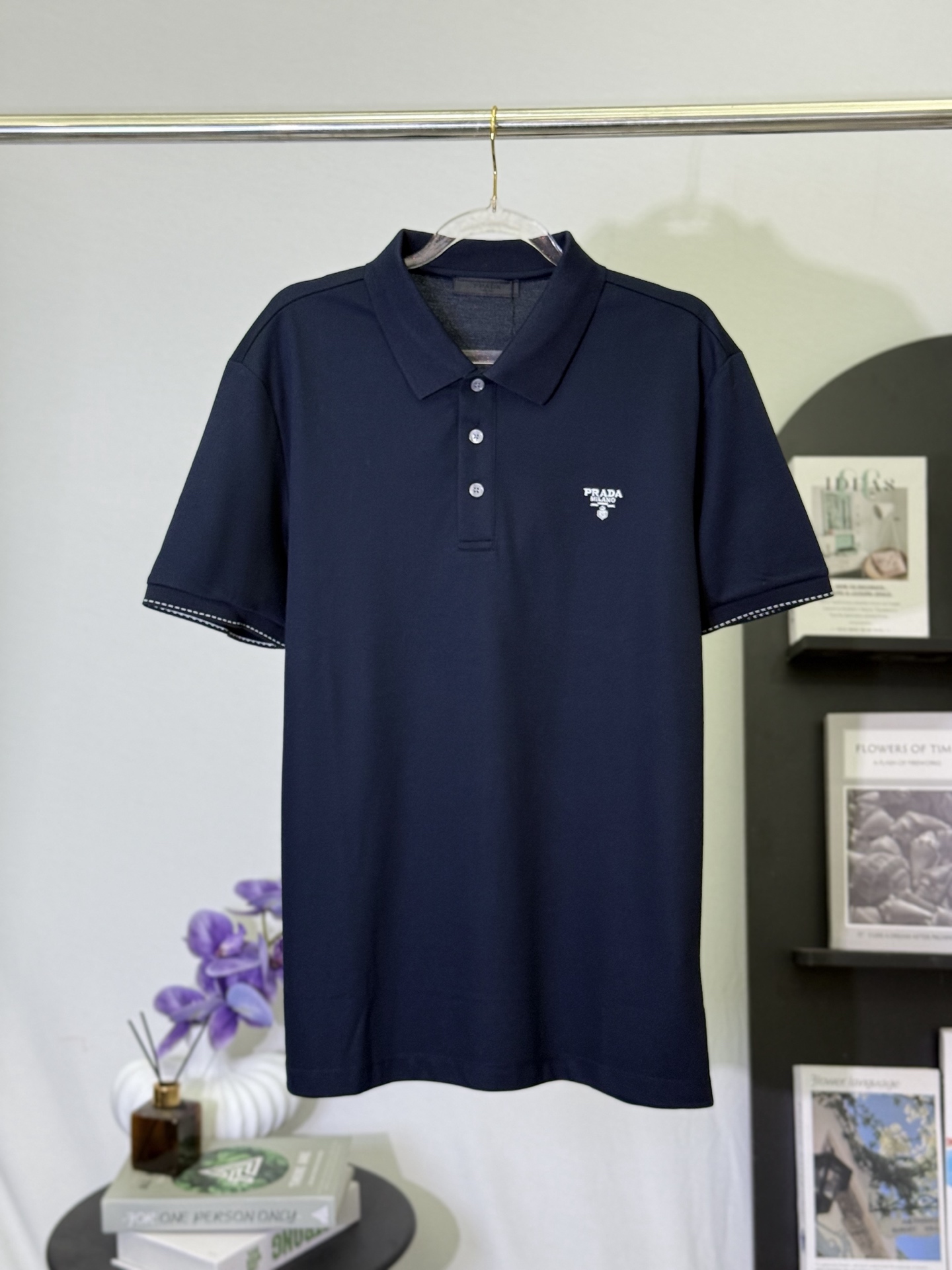 P150👄 Polo Prada con logo en azul marino Pon la estética minimalista italiana de Prada en este tranquilo polo azul mar…