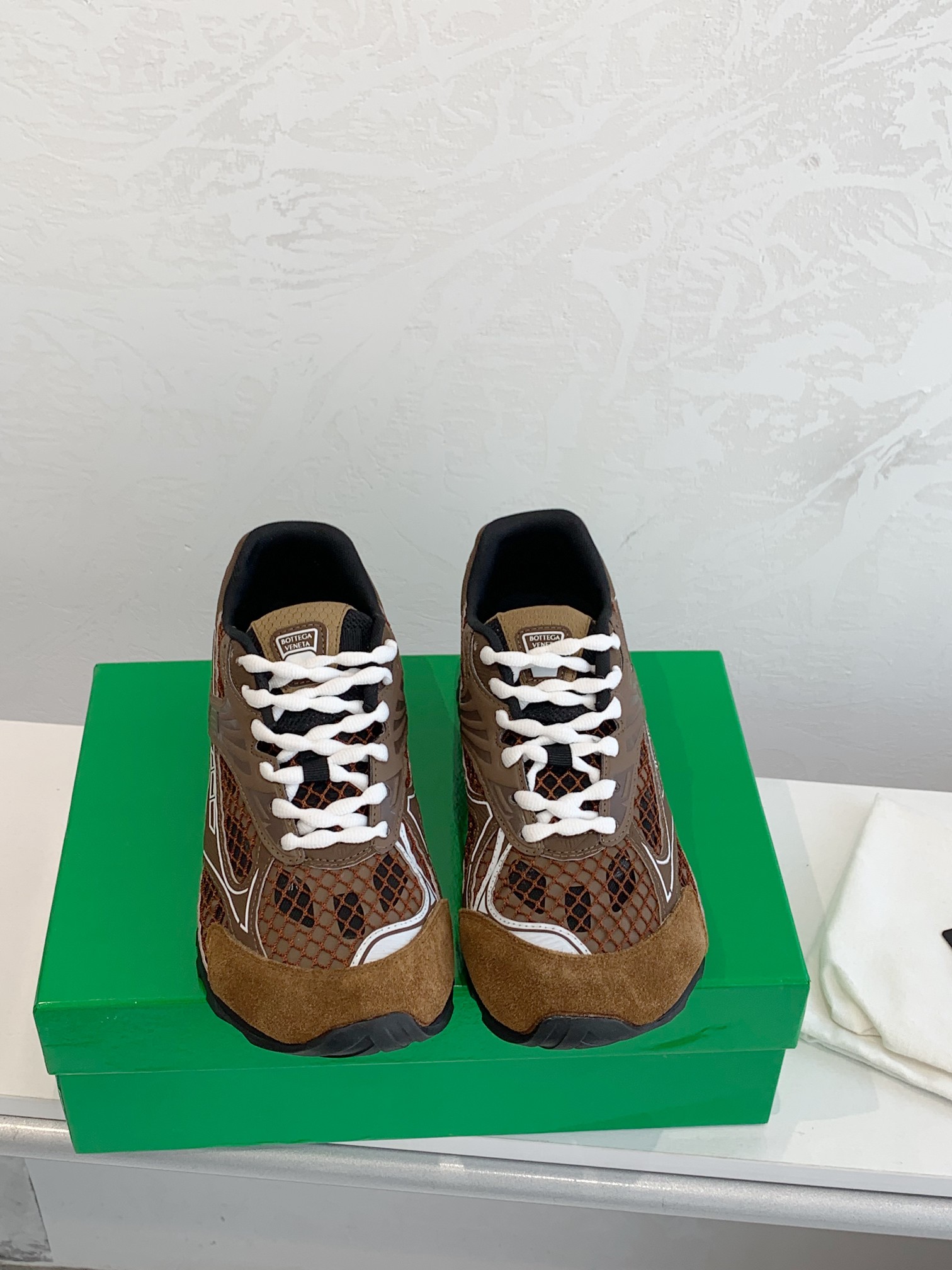 NO:263512,Factory direct sales, high-end version, original 1:1 couple model, new men's model, BV Orbit sneakers, same as Wang Yibo, couple model, dad Runner sneakers, lightweight technology mesh fabric, paired with geometric pattern, rubber outsole. The outsole is made of color-blocked TPU outsole, size women's shoes 35-40, men's shoes 39-45, casual shoes/sports shoes, bottega veneta, sneakers19860909工厂直销 高端版本 原版1:1情侣款 男款新款上架BV Orbit运动鞋 王一博同款 情侣款老爹Runner运动鞋,采用轻质科技网布面料.搭配几何图案设计橡胶外底.大底选用拼色TPU大底 码数女鞋35-40 男鞋39-45,休闲鞋/运动鞋,bottega veneta,sneakers,Women's Shoes