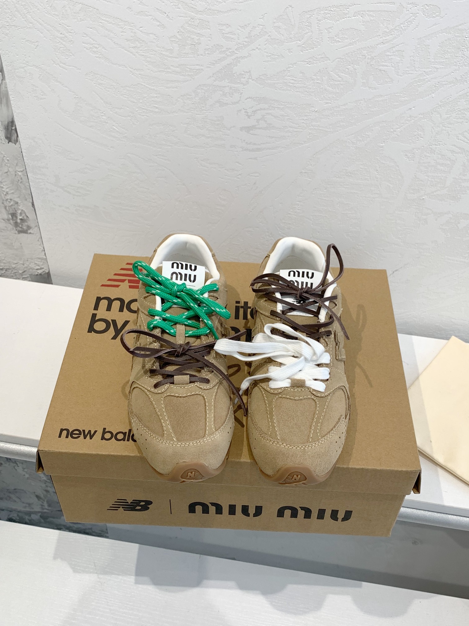 NO:263528,Factory direct sales miumiu G027Miu Miu x New Balance co-branded sneakers. Before the early spring release, it was also in the Paris Fashion Week in October, and the sharp-eyed fans saw the sequel to Miu Miu x New Balance! The classic daddy shoe style New Balance 530 As the protagonist, MiuMiu changed the familiar white buckle shoe color scheme of 530, with dark brown and gray, with a little imitation 1 old fabric covering the outline of New Balance 530. The deliberately worn and uneven leather tones give the buckle shoe a different personality! Customized fabric matte cowhide custom mesh fabric, imported sheepskin inner lining, original molded sole, size 35-40, casual shoes/sports shoes semi-trail, miumiu, sneakers, cowhide, sheepskin19860909工厂直销  miumiu 缪缪G027Miu Miu x New Balance联名款运动鞋 早春发售前先近赏同样是在十月的巴黎时装周,又被眼尖的粉丝们看见了 Miu Miu x New Balance 的续作！经典的老爹鞋款式 New Balance 530 作为主角,MiuMiu一改530熟悉的白波鞋配色,以深褐色、灰色,带点仿1旧的布料包覆着 New Balance 530 的轮廓,刻意磨损、不均勻的皮革色调,让波鞋多了不同的个性！ 面料定制磨砂牛皮定制网布 内里进口羊皮内里 鞋底原版开模大底 码数35-40,休闲鞋/运动鞋半拖,miumiu,sneakers,cowhide,sheepskin,Women's Shoes