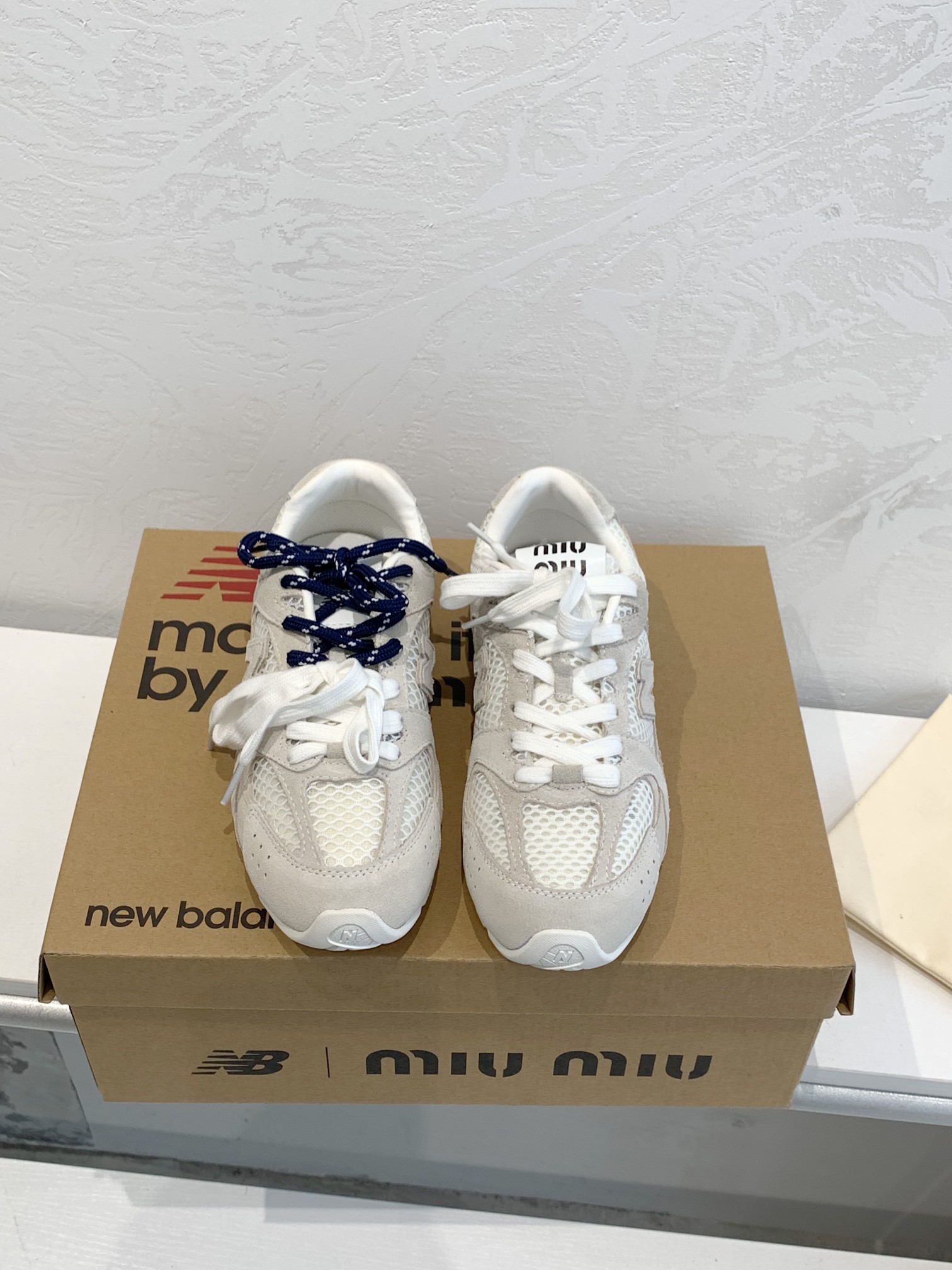 NO:263530,Factory direct sales miumiu G027Miu Miu x New Balance co-branded sneakers. Before the early spring release, it was also in the Paris Fashion Week in October, and the sharp-eyed fans saw the sequel to Miu Miu x New Balance! The classic daddy shoe style New Balance 530 As the protagonist, MiuMiu changed the familiar white buckle shoe color scheme of 530, with dark brown and gray, with a little imitation 1 old fabric covering the outline of New Balance 530. The deliberately worn and uneven leather tones give the buckle shoe a different personality! Customized fabric matte cowhide custom mesh fabric, imported sheepskin inner lining, original molded sole, size 35-40, casual shoes/sports shoes semi-trail, miumiu, sneakers, cowhide, sheepskin19860909工厂直销 miumiu 缪缪G027Miu Miu x New Balance联名款运动鞋 早春发售前先近赏同样是在十月的巴黎时装周,又被眼尖的粉丝们看见了 Miu Miu x New Balance 的续作！经典的老爹鞋款式 New Balance 530 作为主角,MiuMiu一改530熟悉的白波鞋配色,以深褐色、灰色,带点仿1旧的布料包覆着 New Balance 530 的轮廓,刻意磨损、不均勻的皮革色调,让波鞋多了不同的个性！ 面料定制磨砂牛皮定制网布 内里进口羊皮内里 鞋底原版开模大底 码数35-40,休闲鞋/运动鞋半拖,miumiu,sneakers,cowhide,sheepskin,Women's Shoes