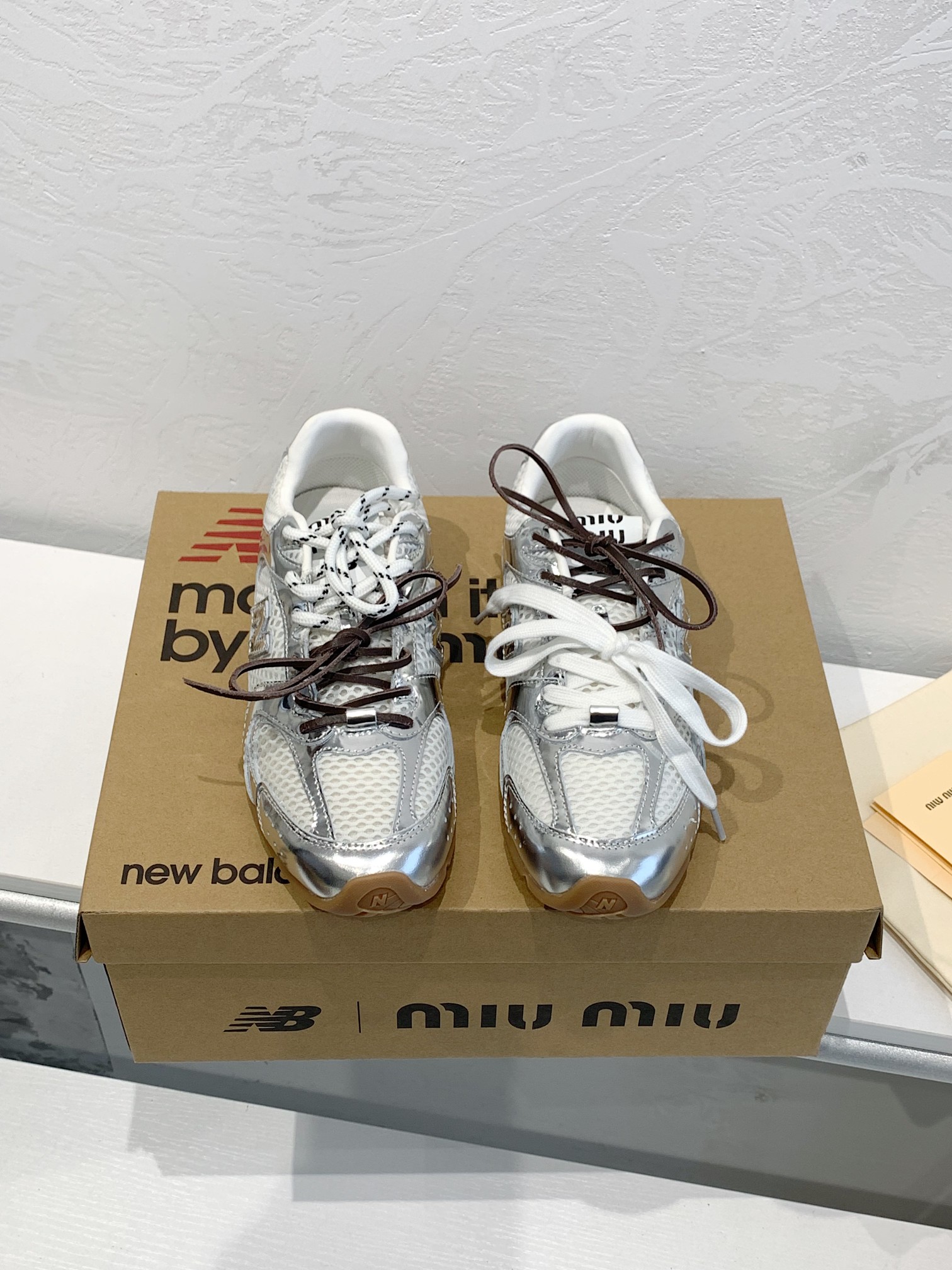 NO:263532,Direct sales of new color factory miumiu G027Miu Miu x New Balance joint sports shoes. Before the early spring release, I was also in the Paris Fashion Week in October, and the sharp-eyed fans saw the sequel to Miu Miu x New Balance! The classic daddy shoe style New Balance 530 As the protagonist, MiuMiu changed the familiar white buckle shoe color scheme of 530, with dark brown and gray, with a little imitation 1 old fabric covering the outline of New Balance 530. The deliberately worn and uneven leather tones give the buckle shoe a different personality! Customized fabric matte cowhide custom mesh fabric, imported sheepskin inner lining, original molded sole, size 35-40, casual shoes/sports shoes semi-trail, miumiu, sneakers, cowhide, sheepskin19860909新色工厂直销 miumiu 缪缪G027Miu Miu x New Balance联名款运动鞋 早春发售前先近赏同样是在十月的巴黎时装周,又被眼尖的粉丝们看见了 Miu Miu x New Balance 的续作！经典的老爹鞋款式 New Balance 530 作为主角,MiuMiu一改530熟悉的白波鞋配色,以深褐色、灰色,带点仿1旧的布料包覆着 New Balance 530 的轮廓,刻意磨损、不均勻的皮革色调,让波鞋多了不同的个性！ 面料定制磨砂牛皮定制网布 内里进口羊皮内里 鞋底原版开模大底 码数35-40,休闲鞋/运动鞋半拖,miumiu,sneakers,cowhide,sheepskin,Women's Shoes