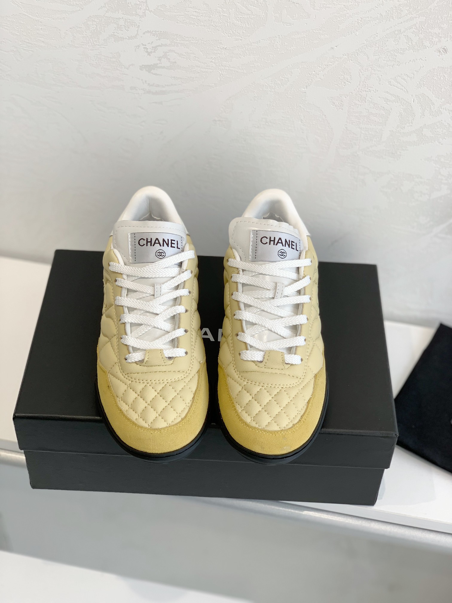 NO:232820,New color direct sales in factory High-end Chane*l Xiaoxiang Hot-selling shoes Black and white Sports shoes Casual board shoes Original 1:1 development Fabric: Original custom sheepskin   Yangjing Little: Original imported breathable velvet cloth   sheepskin lining Outsole: Original open mold rubber   TPU combination Size: Women's model 35-40 with counter package, casual shoes/sports shoes, chanel, sneakers, sheepskin, sheep19860909新色 工厂直销 高版本  Chane*l 小香 爆款德训鞋 黑白 运动鞋 休闲板鞋 原版1:1开发 面料: 原版定制羊皮 羊京 内里: 原版进口透气绒布 羊皮里 大底: 原版开模橡胶 TPU组合 Size: 女款35-40 配专柜包转,休闲鞋/运动鞋,chanel,sneakers,sheepskin,sheep,Women's Shoes