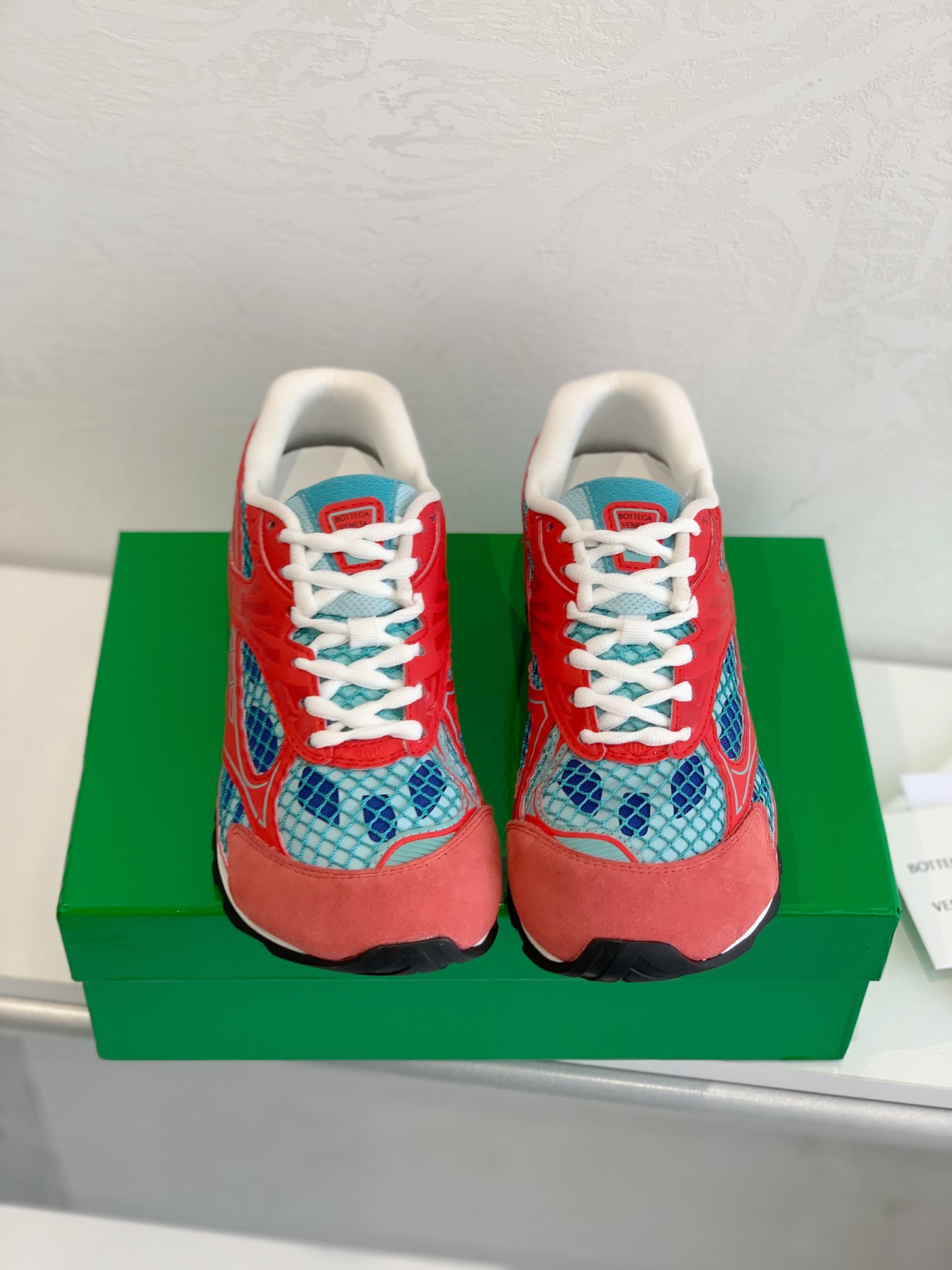 NO:384612,2025 new colors, high-end version, original 1:1 couple model, new men's new style, BV Orbit sneakers, same style, Wang Yibo, couple model, Dad Runner sneakers, lightweight technology mesh fabric, paired with geometric pattern, rubber outsole. The outsole uses color-blocking TPU outsole, size women's shoes 35-40, men's shoes 39-45, casual shoes/sports shoes, bottega veneta, sneakers198609092025新色 高端版本 原版1:1情侣款 男款新款上架BV Orbit运动鞋 王一博同款 情侣款老爹Runner运动鞋,采用轻质科技网布面料.搭配几何图案设计橡胶外底.大底选用拼色TPU大底 码数女鞋35-40 男鞋39-45,休闲鞋/运动鞋,bottega veneta,sneakers,Women's Shoes