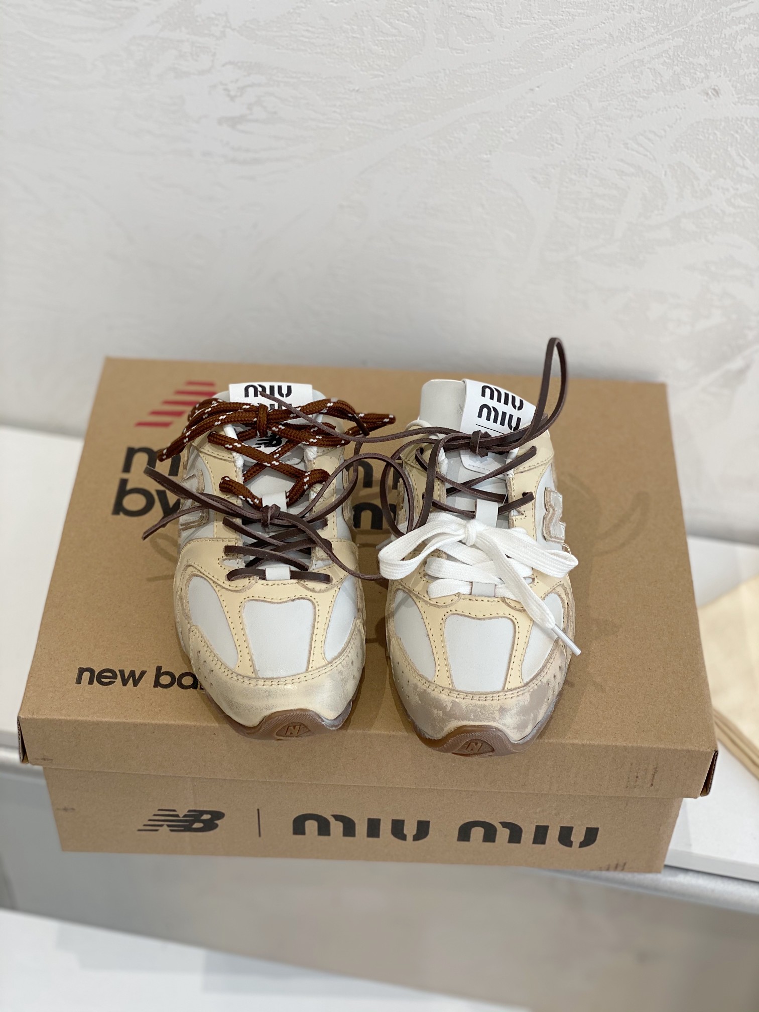 NO:263519,Factory direct sales miumiu Miu x New Balance joint sports shoes. Before the early spring release, it was also in the Paris Fashion Week in October, and the sharp-eyed fans saw the sequel to Miu Miu x New Balance! The classic daddy shoe style New Balance 530 As the protagonist, MiuMiu changed the familiar white buckle shoe color scheme of 530, with dark brown and gray, with a little imitation 1 old fabric covering the outline of New Balance 530. The deliberately worn and uneven leather tones give the buckle shoe a different personality! Customized fabric matte cowhide custom mesh fabric, imported sheepskin inner lining, original molded sole, size 35-40, casual shoes/sports shoes semi-trail, miumiu, sneakers, cowhide, sheepskin19860909工厂直销  miumiu 缪缪半拖G027Miu Miu x New Balance联名款运动鞋 早春发售前先近赏同样是在十月的巴黎时装周,又被眼尖的粉丝们看见了 Miu Miu x New Balance 的续作！经典的老爹鞋款式 New Balance 530 作为主角,MiuMiu一改530熟悉的白波鞋配色,以深褐色、灰色,带点仿1旧的布料包覆着 New Balance 530 的轮廓,刻意磨损、不均勻的皮革色调,让波鞋多了不同的个性！ 面料定制磨砂牛皮定制网布 内里进口羊皮内里 鞋底原版开模大底 码数35-40,休闲鞋/运动鞋半拖,miumiu,sneakers,cowhide,sheepskin,Women's Shoes