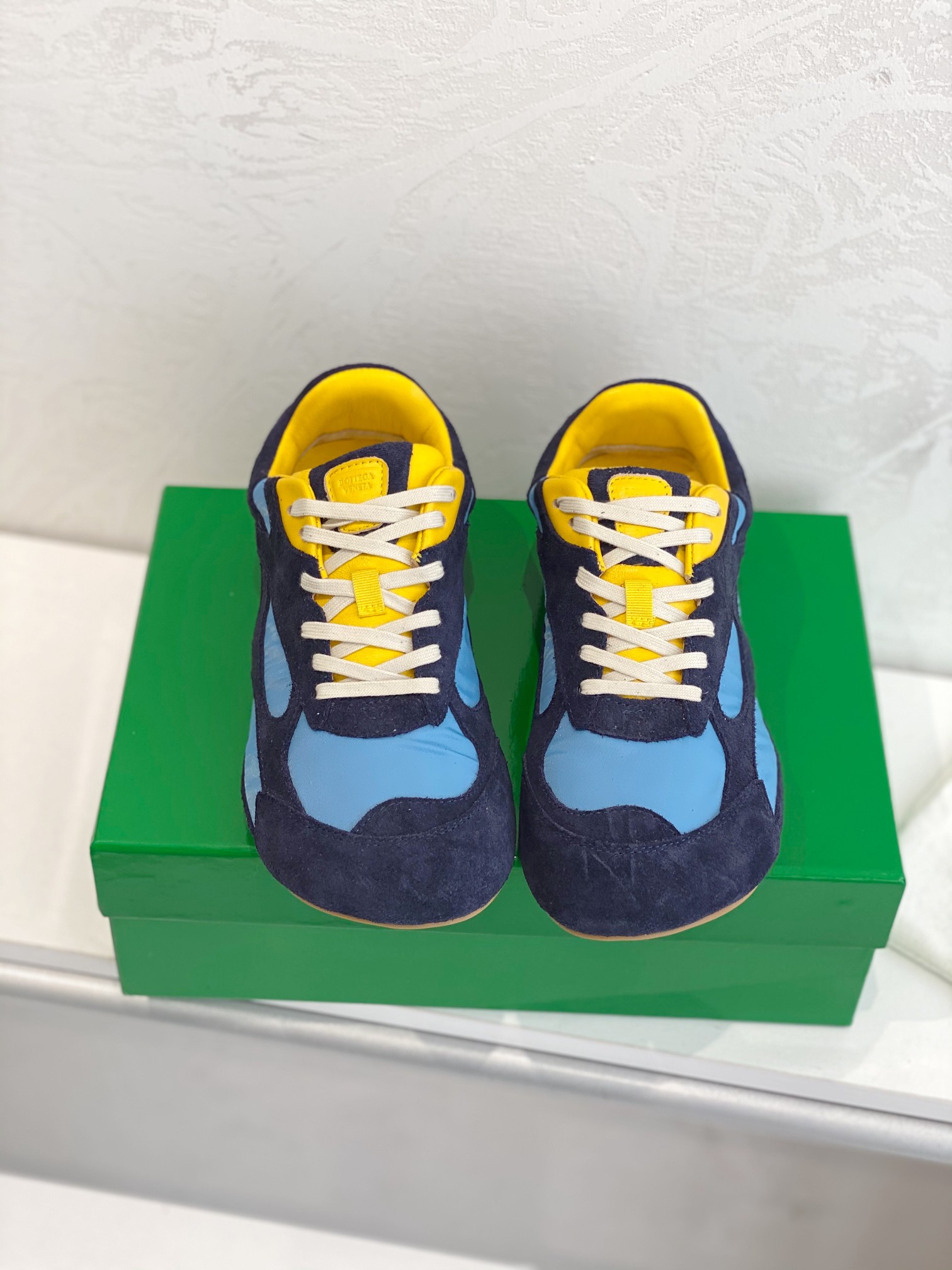 NO:534611,Factory direct sales Men's style + 40 Bottega Veneta BV Orbit Retro casual sneakers Low-key luxury and minimalist aesthetics - Bottega Veneta Orbit Retro casual sneakers redefine the classic with the brand's iconic high-end texture. The shoe body is made of technology mesh + cow reverse velvet leather, and the smooth lines are matched with a slightly wide silhouette to create a lazy but delicate retro atmosphere. The details are decorated with BV's iconic knitted elements, and are low-key embellished on the tongue or heel to highlight the restrained high-end feeling. The TPU sole not only provides a comfortable foot feeling, but also quietly lengthens the leg lines. Whether it is matched with wide-leg jeans, lazy knitted skirts, or neat suit pants, it can easily enhance the texture of the overall look.  In terms of color matching, the Orbit series continues the BV's consistent neutral aesthetic, classic tone, versatile and durable. The multiple interpretations of fashion icons such as Liu Wen have made this pair of shoes synonymous with 'workout-free fashion' - it is not ostentatious, but it has its own aura, perfectly adapted to various scenes from daily commuting to weekend casualness. / About material. / FABRIC CONTENT Fabric: Original customized technology mesh fabric + cow reverse velvet leather Sole: Original mold opening tpu Size: Women 35-40 Size: Men 39-46, casual shoes/sports shoes, bottega veneta, bottega veneta, bottega veneta, bottega veneta, bottega veneta, bottega veneta, bottega veneta, bottega veneta, sneakers, skirts, jeans, business suit19860909工厂直销 男款＋40 Bottega Veneta 葆蝶家 BV Orbit 复古休闲运动鞋 低调的奢华,极简的美学——Bottega Veneta Orbit 复古休闲运动鞋以品牌标志性的高级质感重新定义经典.鞋身采用科技网布+牛反绒皮打造,流畅的线条搭配略微宽大的廓形,营造出慵懒而不失精致的复古氛围.细节处融入BV标志性的编织元素,低调点缀于鞋舌或后跟,彰显内敛的高级感.TPU鞋底不仅提供舒适的脚感,更悄悄拉长腿部线条,无论是搭配阔腿牛仔裤、慵懒针织裙,还是利落的西装裤,都能轻松提升整体造型的质感.  配色上,Orbit系列延续了BV一贯的中性美学,经典色调,百搭又耐看.刘雯等时尚icon的多次演绎,让这双鞋成为「不费力时髦」的代名词——它不张扬,却自带气场,完美适配从日常通勤到周末休闲的多种场景.   . /关于材质./ FABRIC CONTENT 面料 : 原版定制科技网布+牛反绒皮 鞋底 : 原版开模tpu Size : 女35-40 Size : 男39-46,休闲鞋/运动鞋,bottega veneta,bottega veneta,bottega veneta,sneakers,skirts,jeans,business suit,Women's Shoes