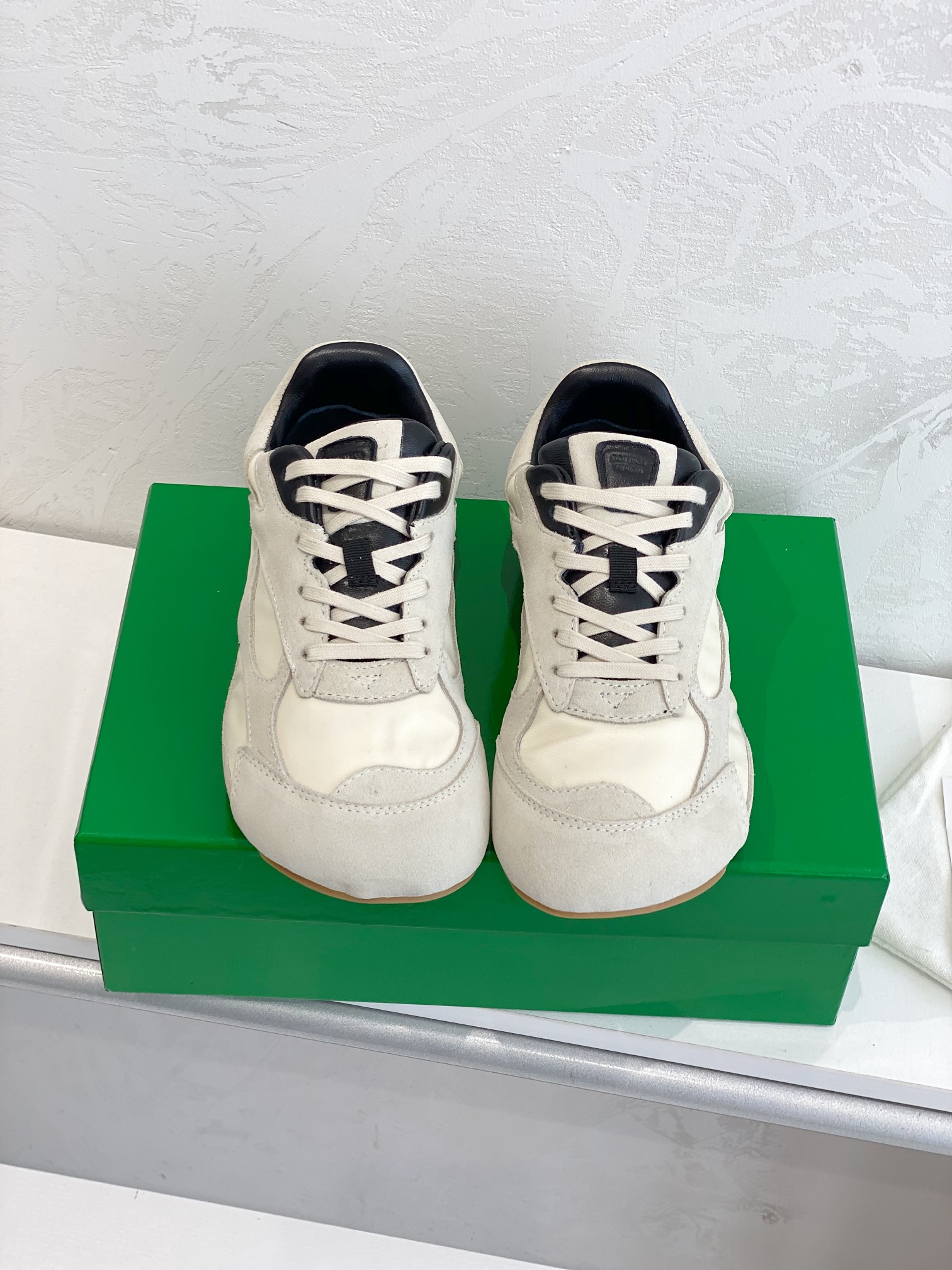 NO:593933,Factory direct sales, women's models, men's models +40 Bottega Veneta BV Orbit retro casual sneakers, low-key luxury, minimalist aesthetics - Bottega Veneta Orbit  Retro casual sneakers redefine classics with the brand's iconic high-end texture. The shoe body is made of technical mesh + cow suede leather. The smooth lines and slightly wide silhouette create a lazy yet refined retro atmosphere. BV's iconic woven elements are incorporated into the details.  Plain, with low-key embellishments on the tongue or heel, highlighting a restrained sense of luxury. The TPU sole not only provides a comfortable foot feel, but also quietly lengthens the leg lines. Whether paired with wide-leg jeans, lazy knitted skirts, or neat suit pants, it can easily enhance the texture of the overall look.  In terms of color matching, the Orbit series continues BV's consistent neutral aesthetics, classic tones, versatile and durable. Repeated interpretations by fashion icons such as Liu Wen have made this pair of shoes synonymous with 'effortless fashion' - it is unobtrusive, but has its own aura, perfectly suitable for various scenarios from daily commuting to weekend leisure. . /About material./ FABRIC CONTENT Fabric: Original customized technical mesh + cow suede Sole: Original molded tpu Size:  Female 35-40 Size: Male 39-45, casual shoes/sports shoes,bottega veneta,bottega veneta,bottega veneta,sneakers,skirts,jeans,business suit19860909工厂直销 女款 男款＋40 Bottega Veneta 葆蝶家 BV Orbit 复古休闲运动鞋 低调的奢华,极简的美学——Bottega Veneta Orbit 复古休闲运动鞋以品牌标志性的高级质感重新定义经典.鞋身采用科技网布+牛反绒皮打造,流畅的线条搭配略微宽大的廓形,营造出慵懒而不失精致的复古氛围.细节处融入BV标志性的编织元素,低调点缀于鞋舌或后跟,彰显内敛的高级感.TPU鞋底不仅提供舒适的脚感,更悄悄拉长腿部线条,无论是搭配阔腿牛仔裤、慵懒针织裙,还是利落的西装裤,都能轻松提升整体造型的质感.  配色上,Orbit系列延续了BV一贯的中性美学,经典色调,百搭又耐看.刘雯等时尚icon的多次演绎,让这双鞋成为「不费力时髦」的代名词——它不张扬,却自带气场,完美适配从日常通勤到周末休闲的多种场景.   . /关于材质./ FABRIC CONTENT 面料 : 原版定制科技网布+牛反绒皮 鞋底 : 原版开模tpu Size : 女35-40 Size : 男39-45,休闲鞋/运动鞋,bottega veneta,bottega veneta,bottega veneta,sneakers,skirts,jeans,business suit,Women's Shoes