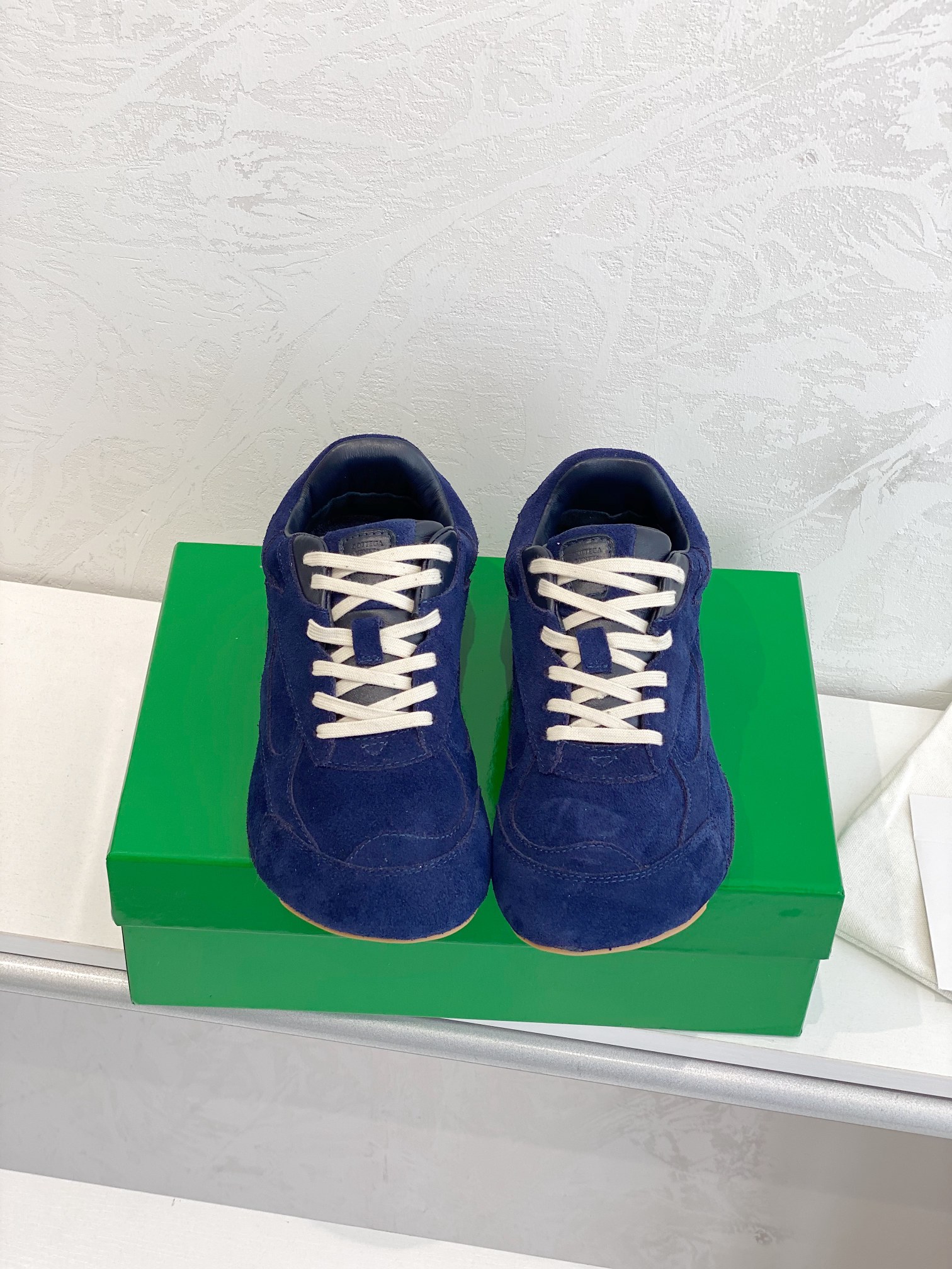 NO:593935,Factory direct sales for women and men +40 Bottega Veneta BV Orbit retro casual sneakers. Low-key luxury, minimalist aesthetics - Bottega Veneta Orbit retro casual sneakers redefine classics with the brand's iconic high-end texture. The shoe body is made of technical mesh + cow suede.  Smooth lines and a slightly wide silhouette create a lazy yet sophisticated retro atmosphere. BV's iconic woven elements are incorporated into the details, and are discreetly embellished on the tongue or heel, highlighting a restrained sense of luxury. The TPU sole not only provides a comfortable foot feel, but also quietly lengthens the leg line. Whether paired with wide-leg jeans, a lazy knitted skirt, or neat suit pants, it can easily enhance the texture of the overall look.  In terms of color matching, the Orbit series continues BV's consistent neutral aesthetics, classic tones, versatile and durable. Repeated interpretations by fashion icons such as Liu Wen have made this pair of shoes synonymous with 'effortless fashion' - it is unobtrusive, but has its own aura, perfectly suitable for various scenarios from daily commuting to weekend leisure. . /About material./ FABRIC CONTENT Fabric: Original customized technical mesh + cow suede Sole: Original molded tpu Size:  Female 35-40 Size: Male 39-45, casual shoes/sports shoes,bottega veneta,bottega veneta,bottega veneta,sneakers,skirts,jeans,business suit19860909工厂直销 女款 男款＋40 Bottega Veneta 葆蝶家 BV Orbit 复古休闲运动鞋 低调的奢华,极简的美学——Bottega Veneta Orbit 复古休闲运动鞋以品牌标志性的高级质感重新定义经典.鞋身采用科技网布+牛反绒皮打造 流畅的线条搭配略微宽大的廓形,营造出慵懒而不失精致的复古氛围.细节处融入BV标志性的编织元素,低调点缀于鞋舌或后跟,彰显内敛的高级感.TPU鞋底不仅提供舒适的脚感,更悄悄拉长腿部线条,无论是搭配阔腿牛仔裤、慵懒针织裙,还是利落的西装裤,都能轻松提升整体造型的质感.  配色上,Orbit系列延续了BV一贯的中性美学,经典色调,百搭又耐看.刘雯等时尚icon的多次演绎,让这双鞋成为「不费力时髦」的代名词——它不张扬,却自带气场,完美适配从日常通勤到周末休闲的多种场景.   . /关于材质./ FABRIC CONTENT 面料 : 原版定制科技网布+牛反绒皮 鞋底 : 原版开模tpu Size : 女35-40 Size : 男39-45,休闲鞋/运动鞋,bottega veneta,bottega veneta,bottega veneta,sneakers,skirts,jeans,business suit,Women's Shoes