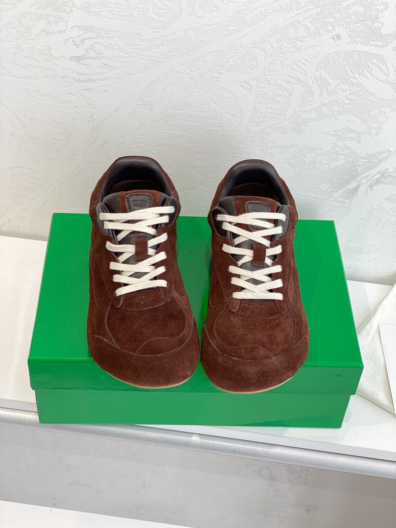 NO:534616,Factory direct sales Men's style + 40 Bottega Veneta BV Orbit Retro casual sneakers Low-key luxury and minimalist aesthetics - Bottega Veneta Orbit Retro casual sneakers redefine the classic with the brand's iconic high-end texture. The shoe body is made of technology mesh + cow reverse velvet leather, and the smooth lines are matched with a slightly wide silhouette to create a lazy but delicate retro atmosphere. The details are decorated with BV's iconic knitted elements, and are low-key embellished on the tongue or heel to highlight the restrained high-end feeling. The TPU sole not only provides a comfortable foot feeling, but also quietly lengthens the leg lines. Whether it is matched with wide-leg jeans, lazy knitted skirts, or neat suit pants, it can easily enhance the texture of the overall look.  In terms of color matching, the Orbit series continues the BV's consistent neutral aesthetic, classic tone, versatile and durable. The multiple interpretations of fashion icons such as Liu Wen have made this pair of shoes synonymous with 'workout-free fashion' - it is not ostentatious, but it has its own aura, perfectly adapted to various scenes from daily commuting to weekend leisure. / About material. / FABRIC CONTENT Fabric: Original customized technology mesh fabric + cow reverse velvet leather Sole: Original mold opening tpu Size: Women 35-40 Size: Men 39-45, casual shoes/sports shoes, bottega veneta, bottega veneta, bottega veneta, bottega veneta, bottega veneta, bottega veneta, bottega veneta, bottega veneta, sneakers, skirts, jeans, business suit19860909工厂直销 男款＋40 Bottega Veneta 葆蝶家 BV Orbit 复古休闲运动鞋 低调的奢华,极简的美学——Bottega Veneta Orbit 复古休闲运动鞋以品牌标志性的高级质感重新定义经典.鞋身采用科技网布+牛反绒皮打造,流畅的线条搭配略微宽大的廓形,营造出慵懒而不失精致的复古氛围.细节处融入BV标志性的编织元素,低调点缀于鞋舌或后跟,彰显内敛的高级感.TPU鞋底不仅提供舒适的脚感,更悄悄拉长腿部线条,无论是搭配阔腿牛仔裤、慵懒针织裙,还是利落的西装裤,都能轻松提升整体造型的质感.  配色上,Orbit系列延续了BV一贯的中性美学,经典色调,百搭又耐看.刘雯等时尚icon的多次演绎,让这双鞋成为「不费力时髦」的代名词——它不张扬,却自带气场,完美适配从日常通勤到周末休闲的多种场景.   . /关于材质./ FABRIC CONTENT 面料 : 原版定制科技网布+牛反绒皮 鞋底 : 原版开模tpu Size : 女35-40 Size : 男39-45,休闲鞋/运动鞋,bottega veneta,bottega veneta,bottega veneta,sneakers,skirts,jeans,business suit,Women's Shoes