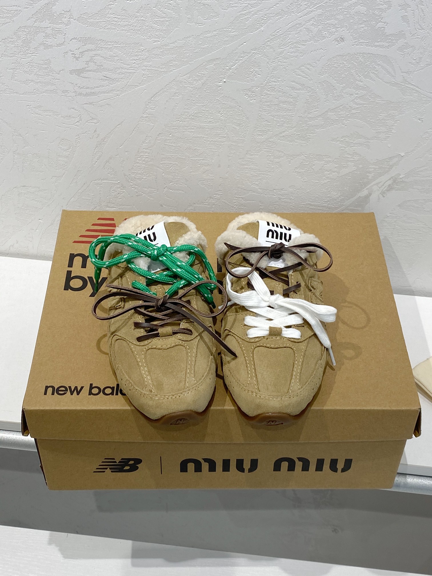 NO:593922,+ Wool version of half-flops Factory direct sales miumiu Miu Miu G027 Miu Miu x New Balance co-branded sneakers. Get a closer look before the release. Also at Paris Fashion Week in October, sharp-eyed fans saw the sequel of Miu Miu x New Balance! The classic dad shoe style New Balance 530 is the protagonist. MiuMiu has changed the color of the familiar white sneakers of 530, covering the outline of New Balance 530 with dark brown, gray, and a bit of distressed fabric. The deliberately worn and uneven leather tones give the sneakers a different personality! Fabric custom-made frosted cowhide custom mesh, lining imported wool, sole original molded outsole, size 35-40, casual shoes/sneakers half-flop, miumiu, sneakers, cowhide19860909+毛版半拖 工厂直销 miumiu 缪缪G027Miu Miu x New Balance联名款运动鞋 发售前先近赏同样是在十月的巴黎时装周,又被眼尖的粉丝们看见了 Miu Miu x New Balance 的续作！经典的老爹鞋款式 New Balance 530 作为主角,MiuMiu一改530熟悉的白波鞋配色,以深褐色、灰色,带点仿1旧的布料包覆着 New Balance 530 的轮廓,刻意磨损、不均勻的皮革色调,让波鞋多了不同的个性！ 面料定制磨砂牛皮定制网布 内里进口羊毛 鞋底原版开模大底 码数35-40,休闲鞋/运动鞋半拖,miumiu,sneakers,cowhide,Women's Shoes