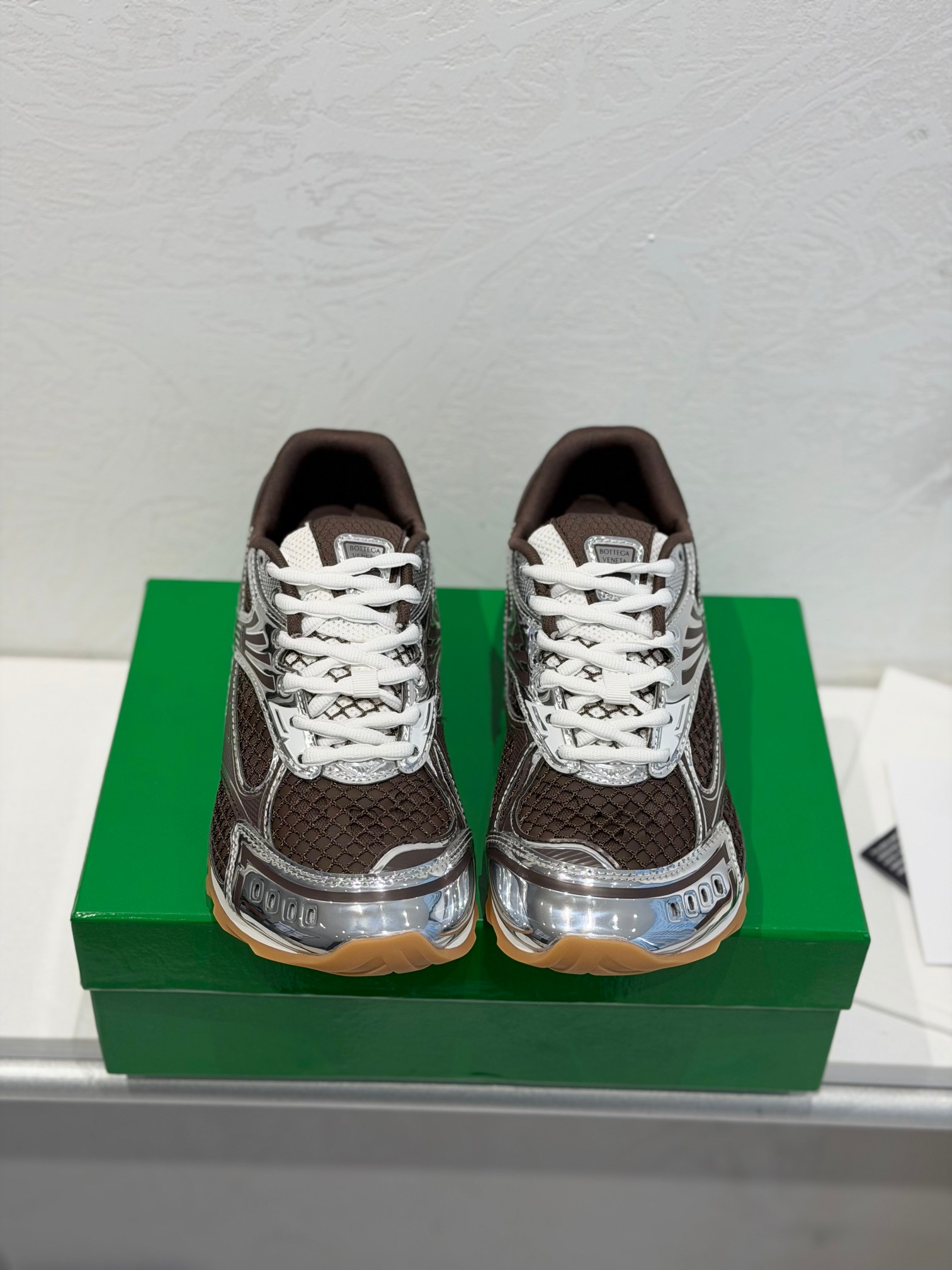 NO:593925,Factory direct sales, latest color, high-end version, original 1:1 couple model, new men's model on the shelves, BV Orbit sneakers, Wang Yibo's same model, couple's Dad Runner sneakers, made of lightweight technical mesh fabric. With geometric pattern design rubber outsole. The outsole is made of color-blocked TPU outsole. Size: women's shoes 35-40, men's shoes 39-45, casual shoes/sports shoes, bottega veneta, sneakers19860909工厂直销 最新色 高端版本 原版1:1情侣款 男款新款上架BV Orbit运动鞋 王一博同款 情侣款老爹Runner运动鞋,采用轻质科技网布面料.搭配几何图案设计橡胶外底.大底选用拼色TPU大底 码数女鞋35-40 男鞋39-45,休闲鞋/运动鞋,bottega veneta,sneakers,Women's Shoes