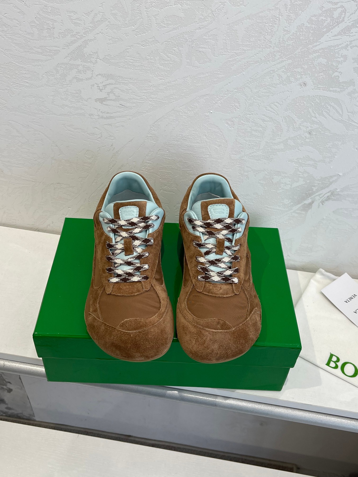 NO:668674,Factory direct sales, women's models, men's models +40 Bottega Veneta BV Orbit retro casual sneakers, low-key luxury, minimalist aesthetics - Bottega Veneta Orbit  Retro casual sneakers redefine classics with the brand's iconic high-end texture. The shoe body is made of technical mesh + cow suede leather. The smooth lines and slightly wide silhouette create a lazy yet refined retro atmosphere. BV's iconic woven elements are incorporated into the details.  Plain, with low-key embellishments on the tongue or heel, highlighting a restrained sense of luxury. The TPU sole not only provides a comfortable foot feel, but also quietly lengthens the leg lines. Whether paired with wide-leg jeans, lazy knitted skirts, or neat suit pants, it can easily enhance the texture of the overall look.  In terms of color matching, the Orbit series continues BV's consistent neutral aesthetics, classic tones, versatile and durable. Repeated interpretations by fashion icons such as Liu Wen have made this pair of shoes synonymous with 'effortless fashion' - it is unobtrusive, but has its own aura, perfectly suitable for various scenarios from daily commuting to weekend leisure. . /About material./ FABRIC CONTENT Fabric: Original customized technical mesh + cow suede Sole: Original molded tpu Size:  Female 35-40 Size: Male 39-45, casual shoes/sports shoes,bottega veneta,bottega veneta,bottega veneta,sneakers,skirts,jeans,business suit19860909工厂直销 女款 男款＋40 Bottega Veneta 葆蝶家 BV Orbit 复古休闲运动鞋 低调的奢华,极简的美学——Bottega Veneta Orbit 复古休闲运动鞋以品牌标志性的高级质感重新定义经典.鞋身采用科技网布+牛反绒皮打造,流畅的线条搭配略微宽大的廓形,营造出慵懒而不失精致的复古氛围.细节处融入BV标志性的编织元素,低调点缀于鞋舌或后跟,彰显内敛的高级感.TPU鞋底不仅提供舒适的脚感,更悄悄拉长腿部线条,无论是搭配阔腿牛仔裤、慵懒针织裙,还是利落的西装裤,都能轻松提升整体造型的质感.  配色上,Orbit系列延续了BV一贯的中性美学,经典色调,百搭又耐看.刘雯等时尚icon的多次演绎,让这双鞋成为「不费力时髦」的代名词——它不张扬,却自带气场,完美适配从日常通勤到周末休闲的多种场景.   . /关于材质./ FABRIC CONTENT 面料 : 原版定制科技网布+牛反绒皮 鞋底 : 原版开模tpu Size : 女35-40 Size : 男39-45,休闲鞋/运动鞋,bottega veneta,bottega veneta,bottega veneta,sneakers,skirts,jeans,business suit,Women's Shoes