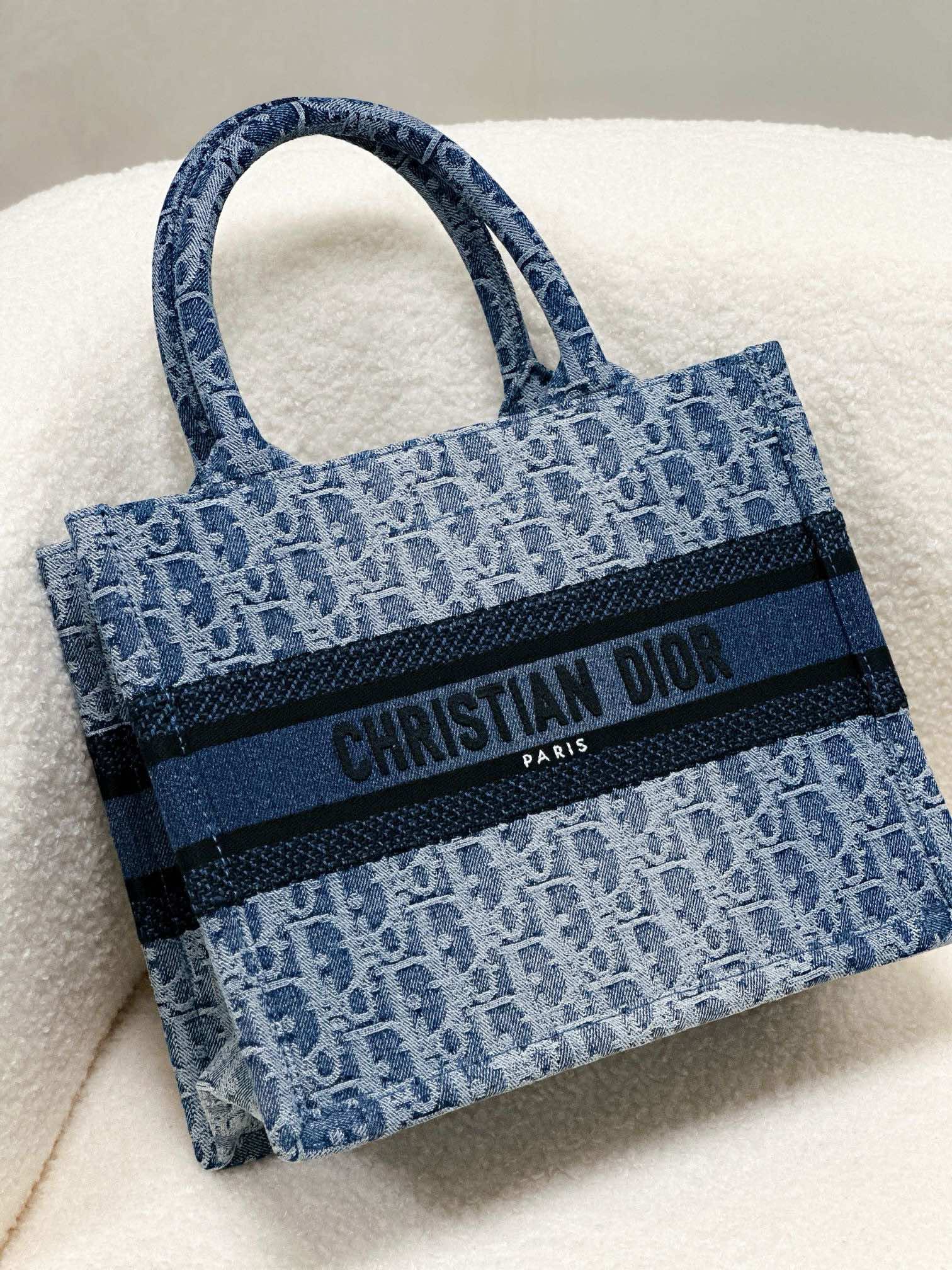 Encontrar réplica
 Dior Book Tote Bolsos de Tote