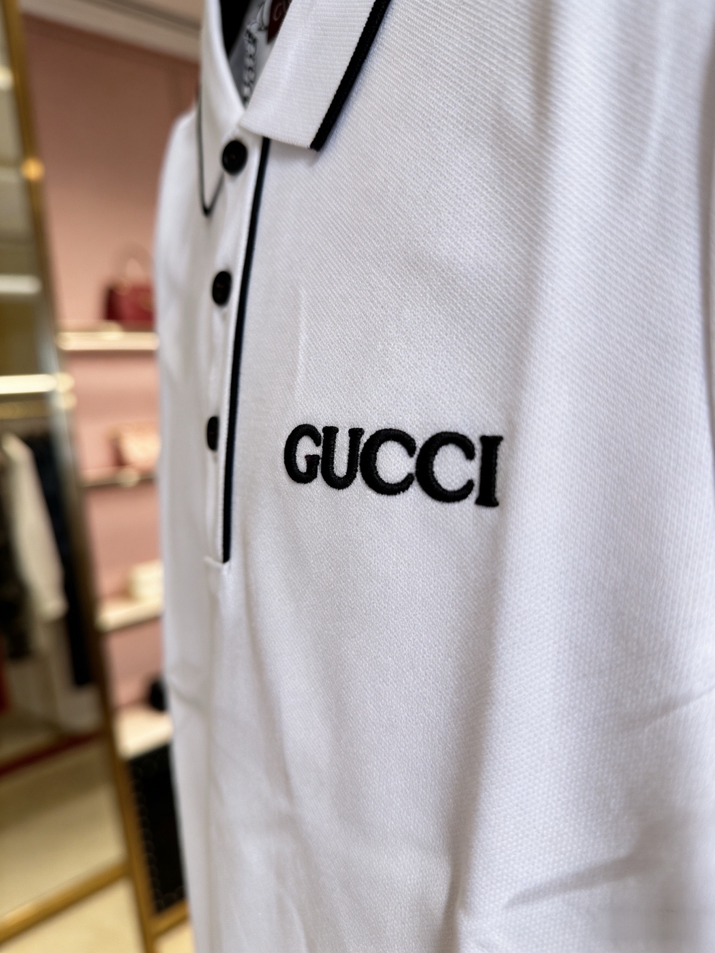 Gucci Gucci 翻领+撞色细边设计，百搭不挑人