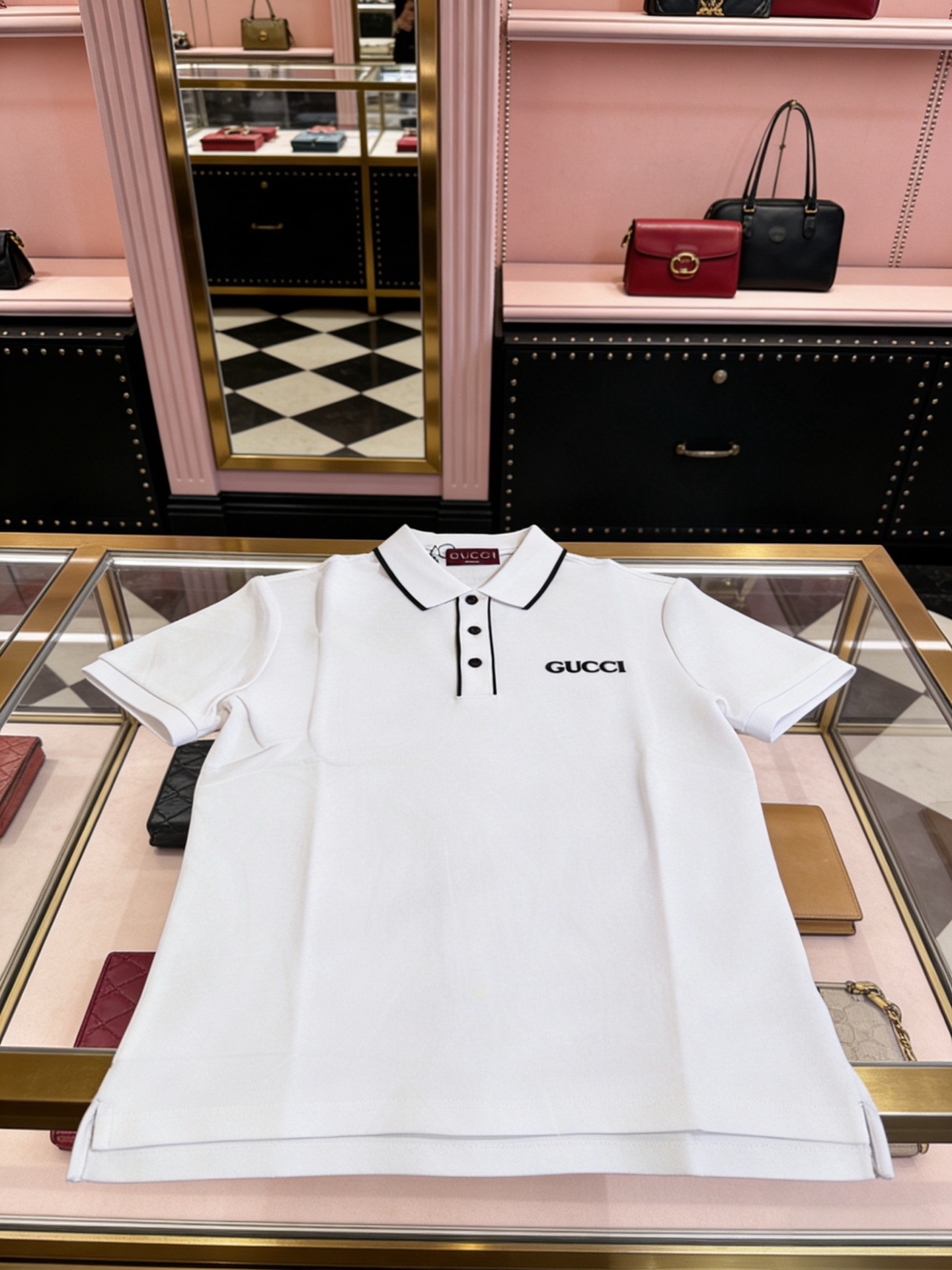Gucci Gucci 翻领+撞色细边设计，百搭不挑人