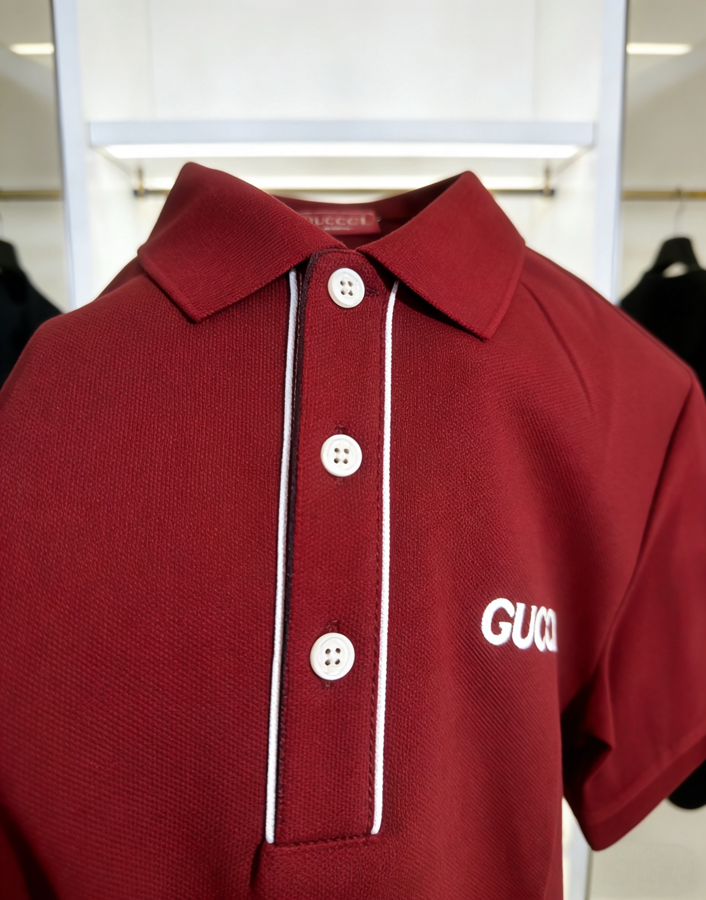 Gucci Gucci 翻领+撞色细边设计，百搭不挑人