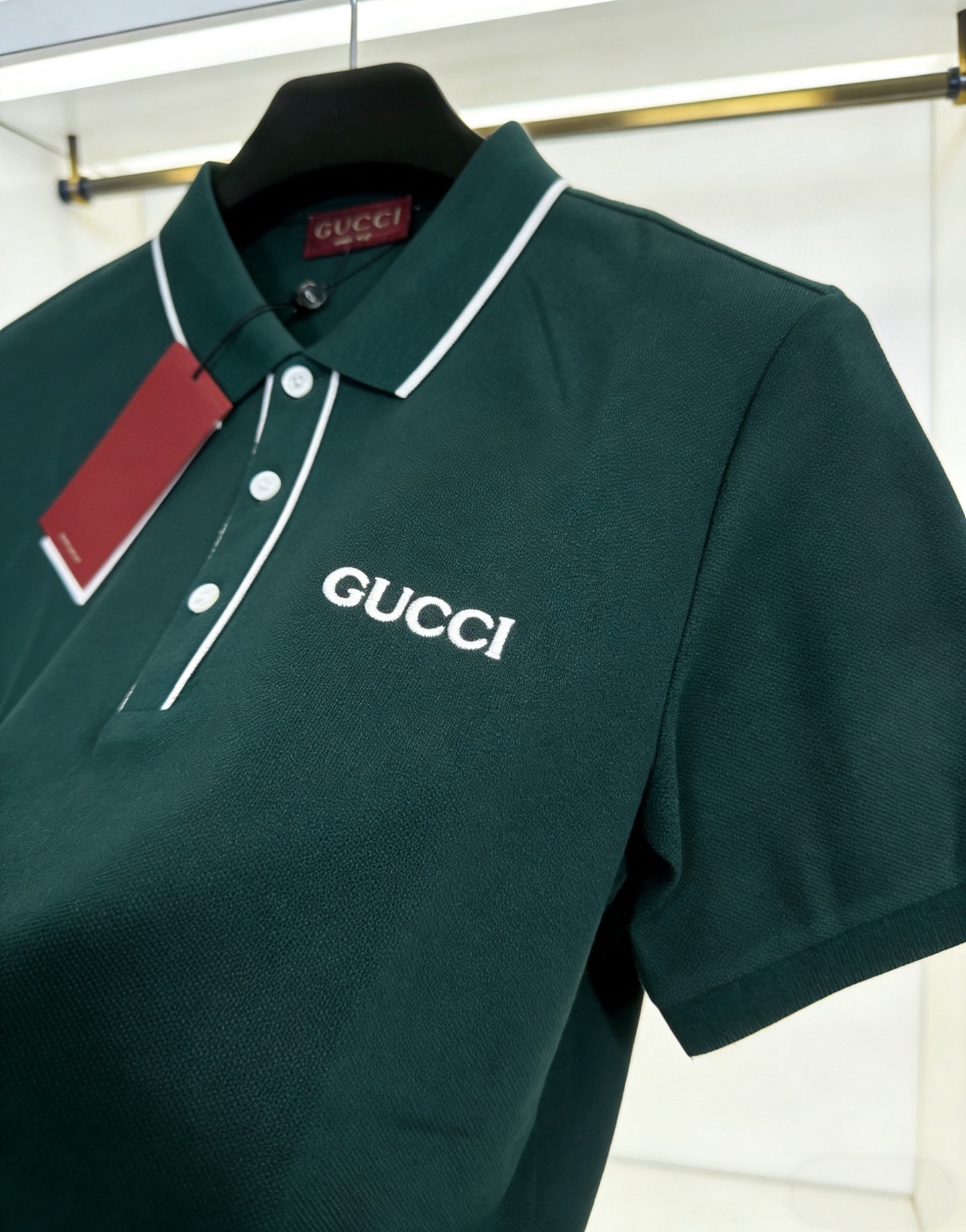 Gucci Gucci 翻领+撞色细边设计，百搭不挑人